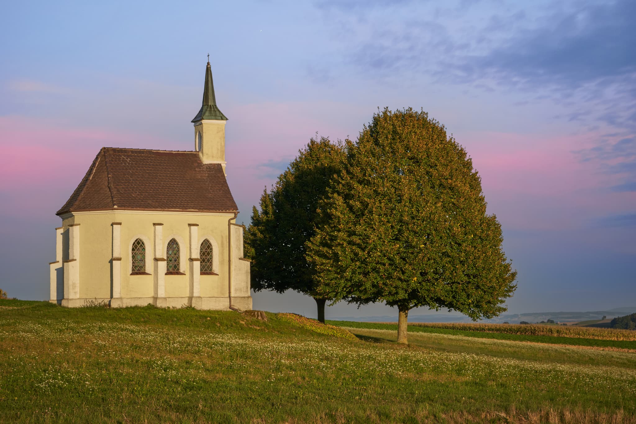 Die malerische Leithenkapelle in Kößlarn, Landkreis Passau, Niederbayern, ist ein idyllisches Fotomotiv im Herzen des Bäderdreiecks in Deutschland.
