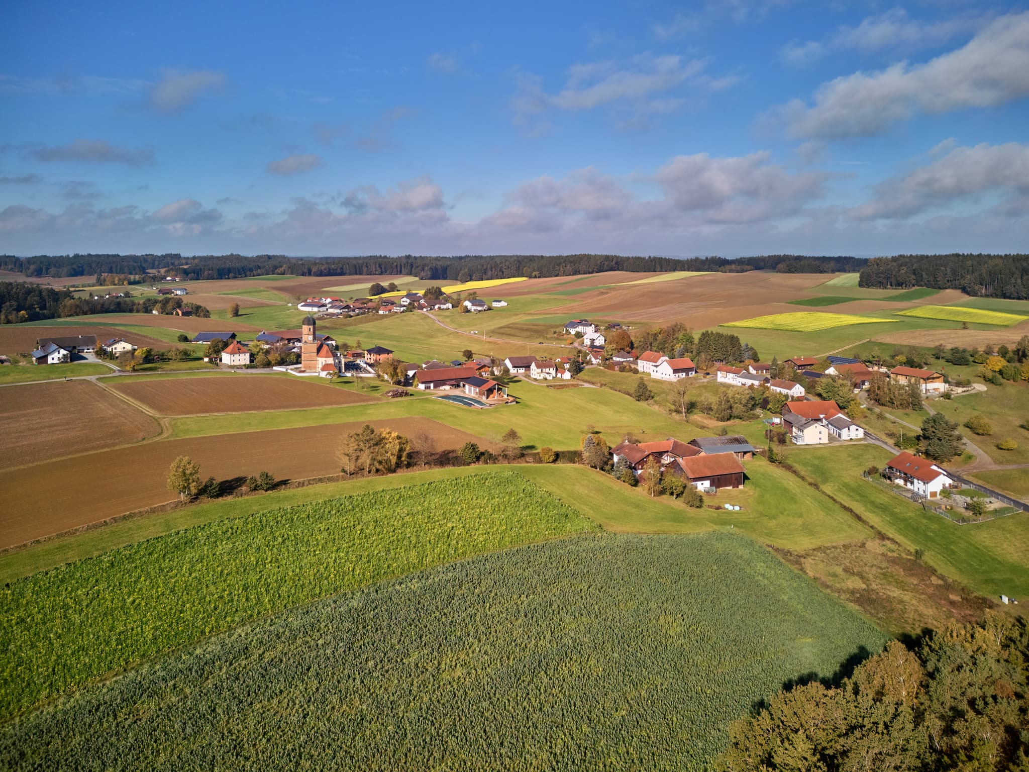 Luftbild von St. Koloman Kirchlein in Wurmannsquick nach Martinskirchen, Rottal-Inn, Niederbayern. Das Holzland in Deutschland zeigt typische Felder und Wiesen.