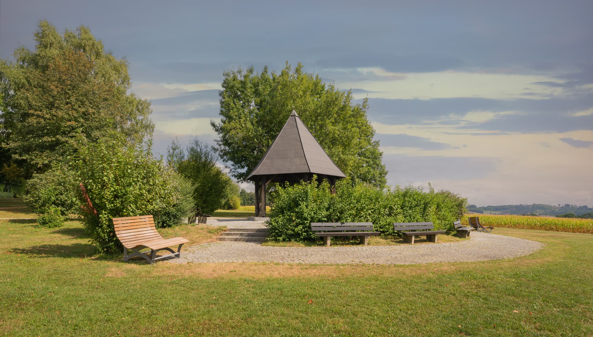 Der Aussichtspavillon im Kurpark von Bad Griesbach bietet weite Ausblicke über die Region. Gelegen im Landkreis Passau, Niederbayern, im Bäderdreieck.