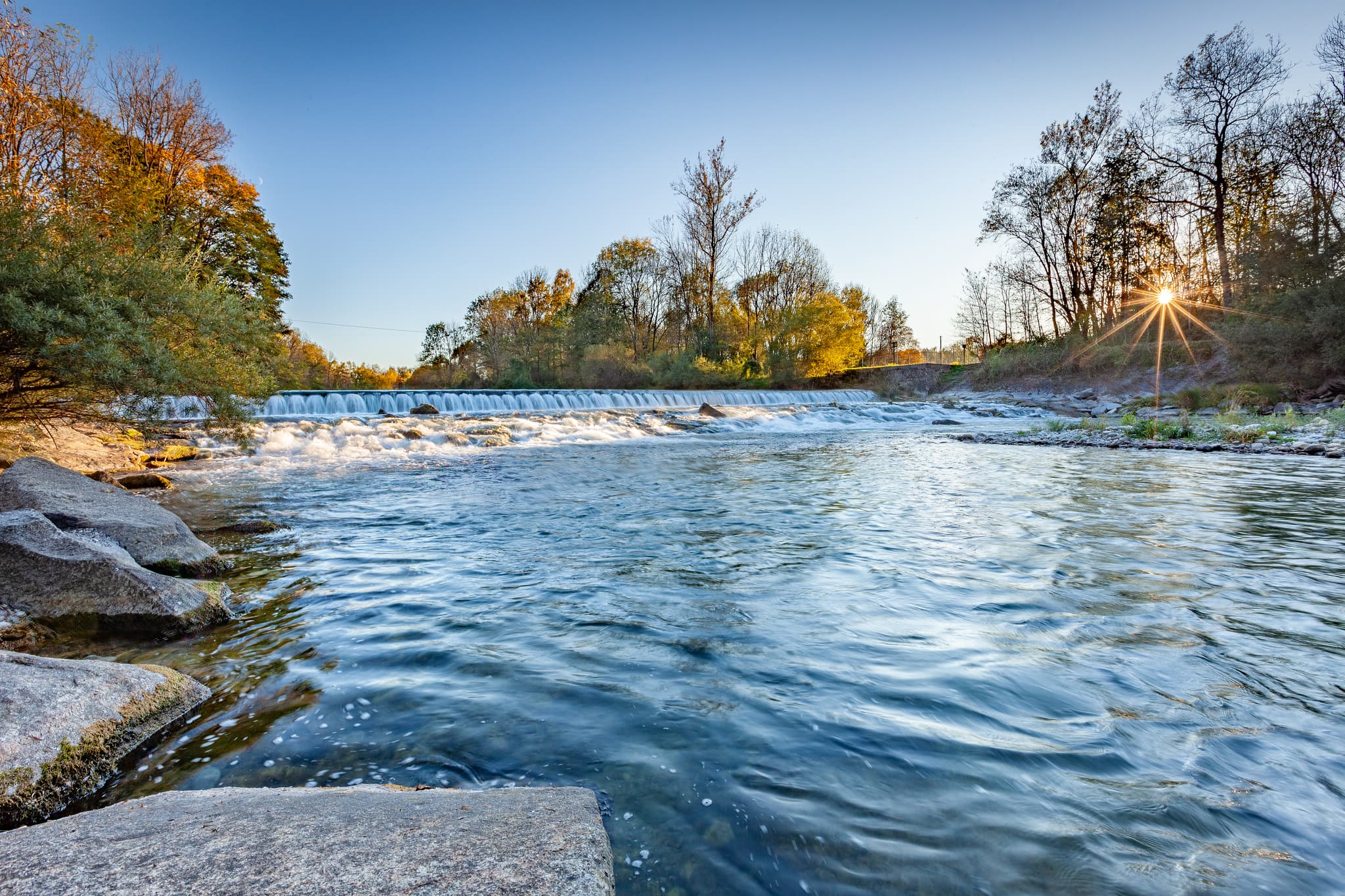 Blick auf den oberen Wasserfall der Alz bei Garching, Altötting in Oberbayern, Deutschland. Die Flusslandschaft der Inn-Salzach Region.