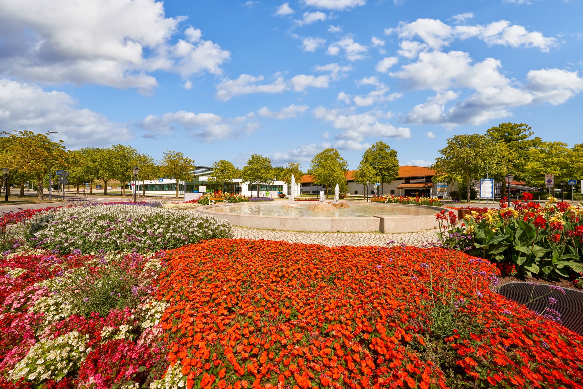 Farbenprächtiger Thermen-Kreisverkehr mit Blumenbeeten in Bad Griesbach, Landkreis Passau, Niederbayern. Dieses Motiv liegt im Bayerischen Wald, Deutschland.