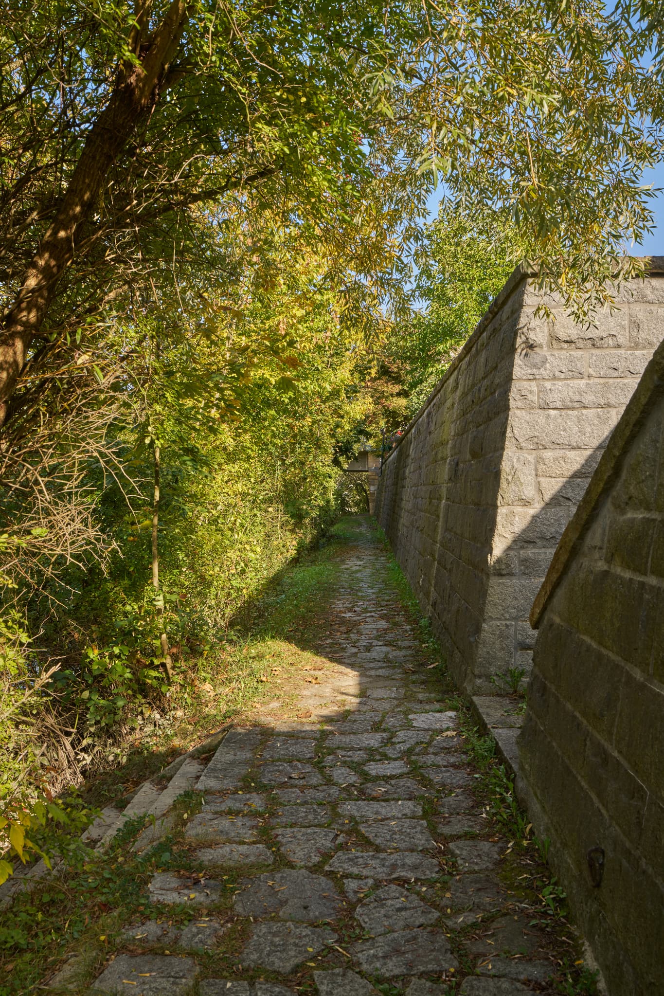 Stadtansicht an der Vils, Ortsteil von Vilshofen, Landkreis Passau, Niederbayern, Donau-Wald, Deutschland. Ein gepflasterter Weg führt entlang einer Steinmauer.