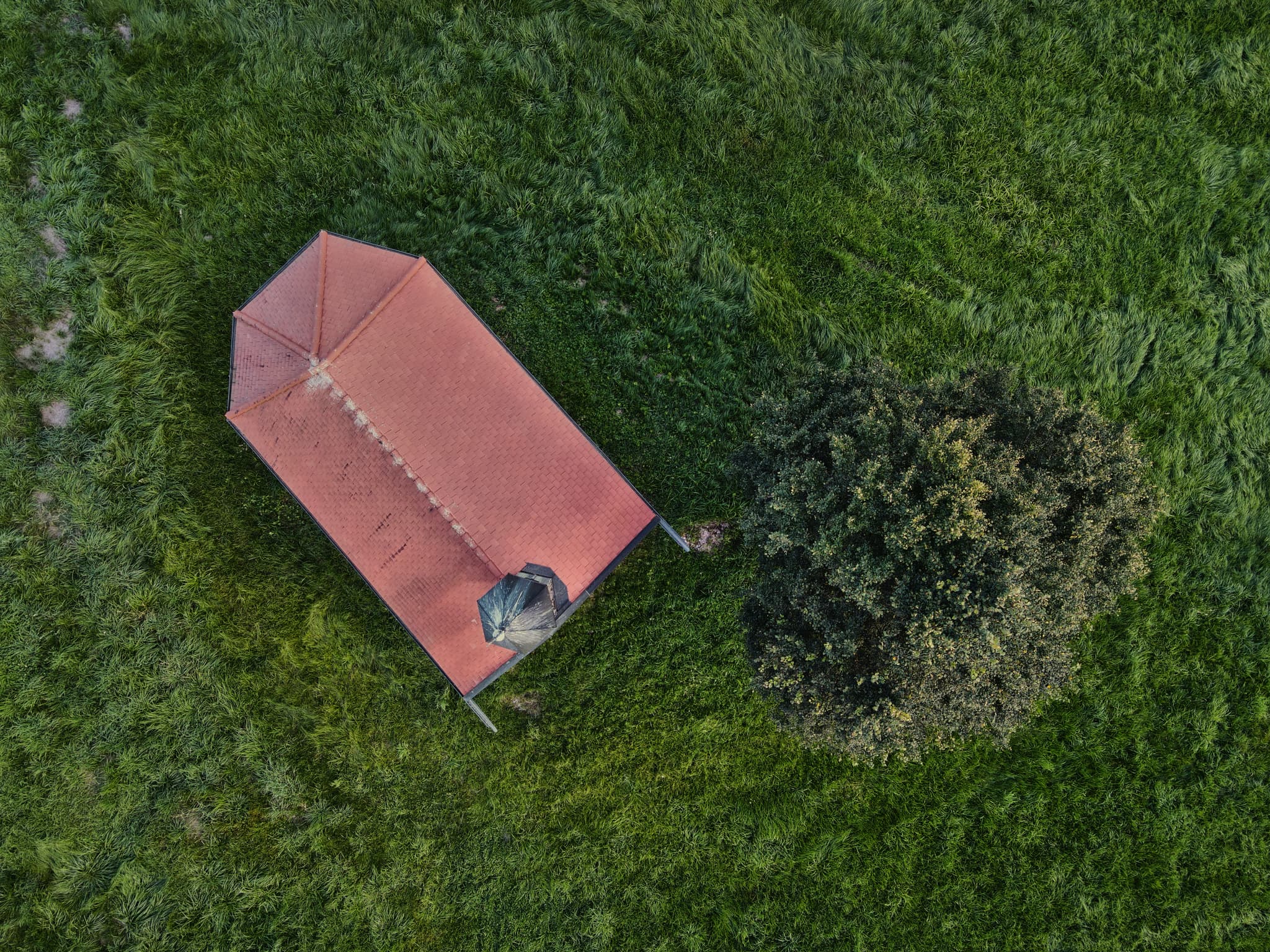Luftbild einer kleinen Kapelle in Sigrün, Pleiskirchen, Altötting, Oberbayern, Inn-Salzach, Bayern, Deutschland.
