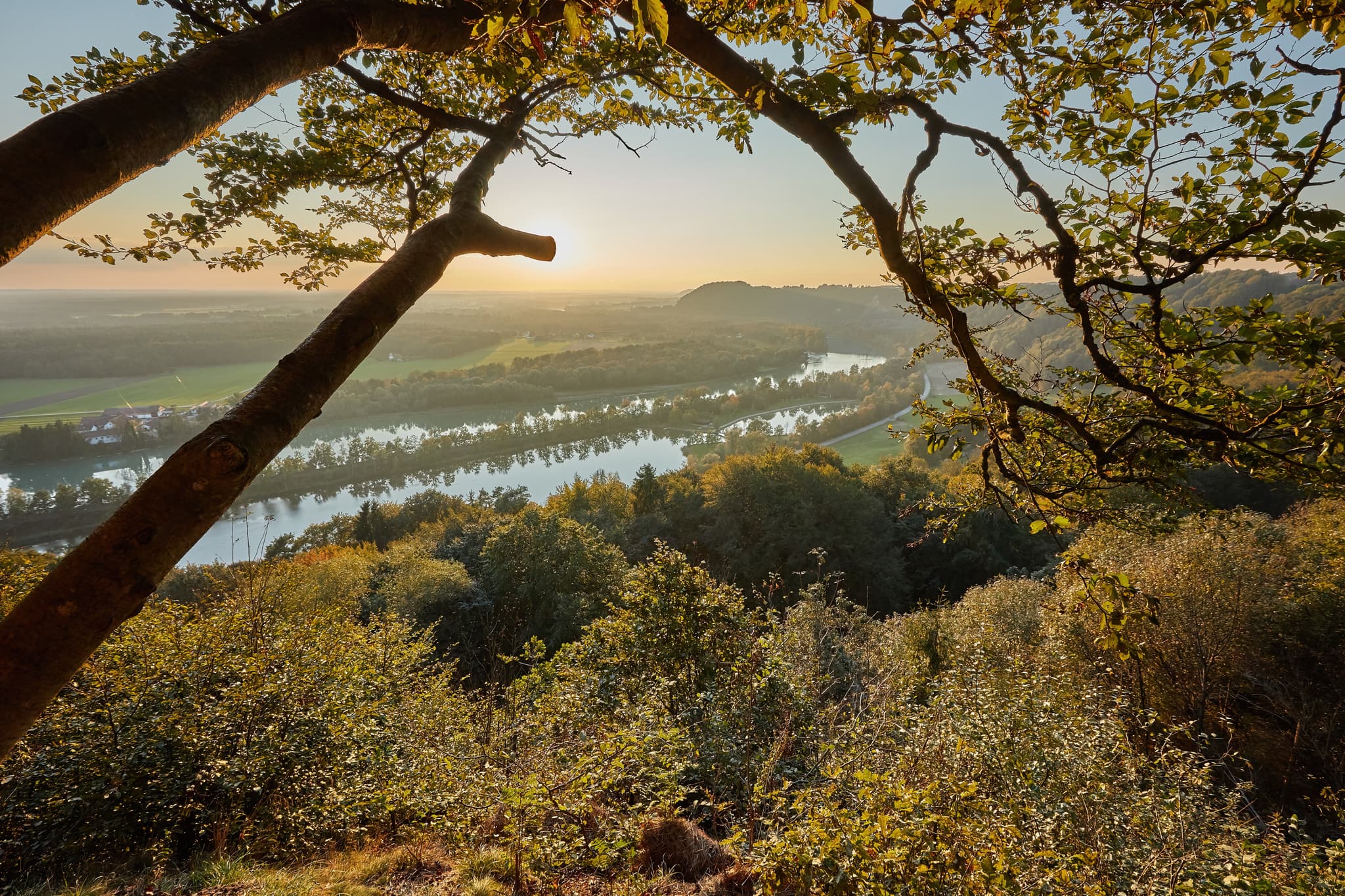 Atemberaubender Panoramablick von der Dachlwand bei Marktlberg in Oberbayern, Inn-Salzach, Deutschland. Herrliche Aussicht auf die Landschaft.