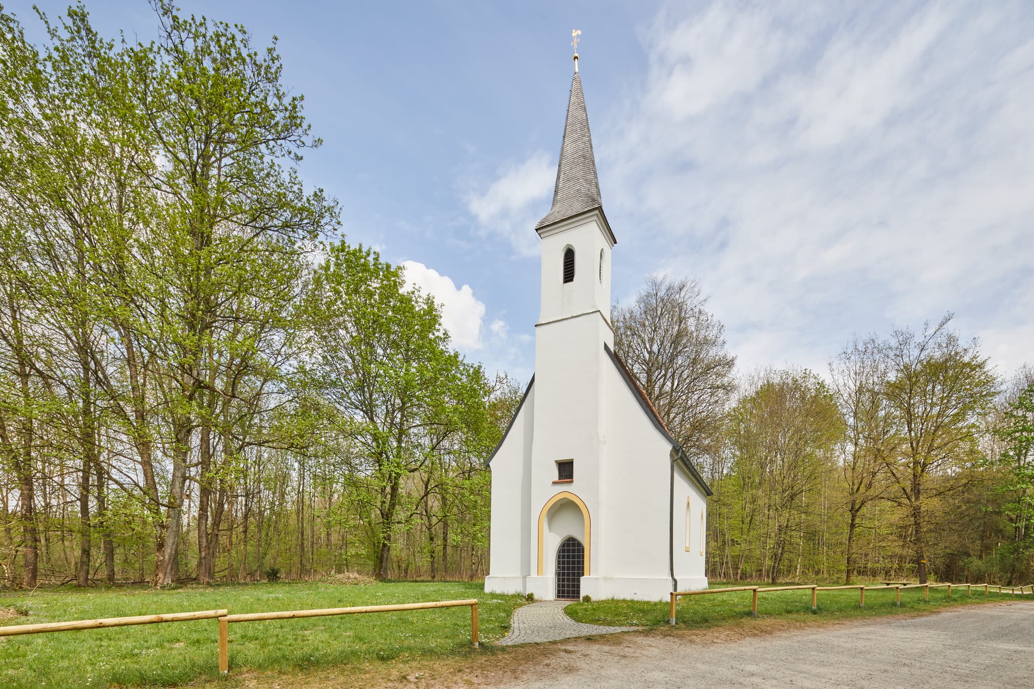 Die Hampersberg Kirche in Erharting, Landkreis Mühldorf am Inn, Oberbayern, Deutschland, gelegen in der Region Inn-Salzach. Eine  Außenansicht dieser Kapelle.