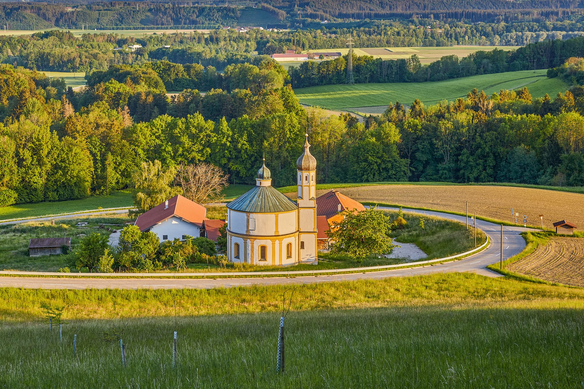 Rundkirche St.Peter Peterskirche in Gars am Inn auf Anhöhe. Landschaft mit Feldern, Wäldern und Weg. Landkreis Mühldorf am Inn, Oberbayern, Inn-Salzach.
