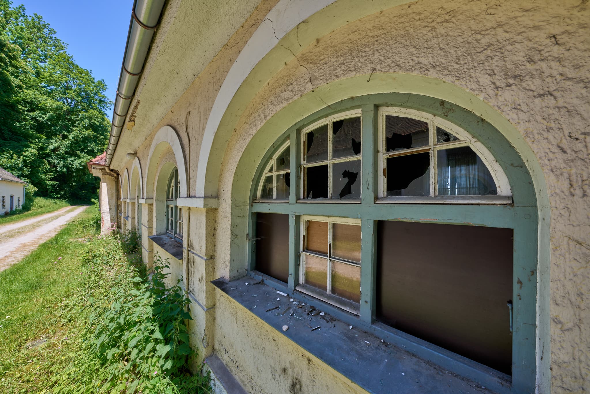 Historische Wäscherei Ecksberg, Mühldorf, Mühldorf am Inn, Oberbayern, Inn-Salzach, Deutschland. Altes Gebäude mit Rundbogenfenstern, teils zerbrochen.