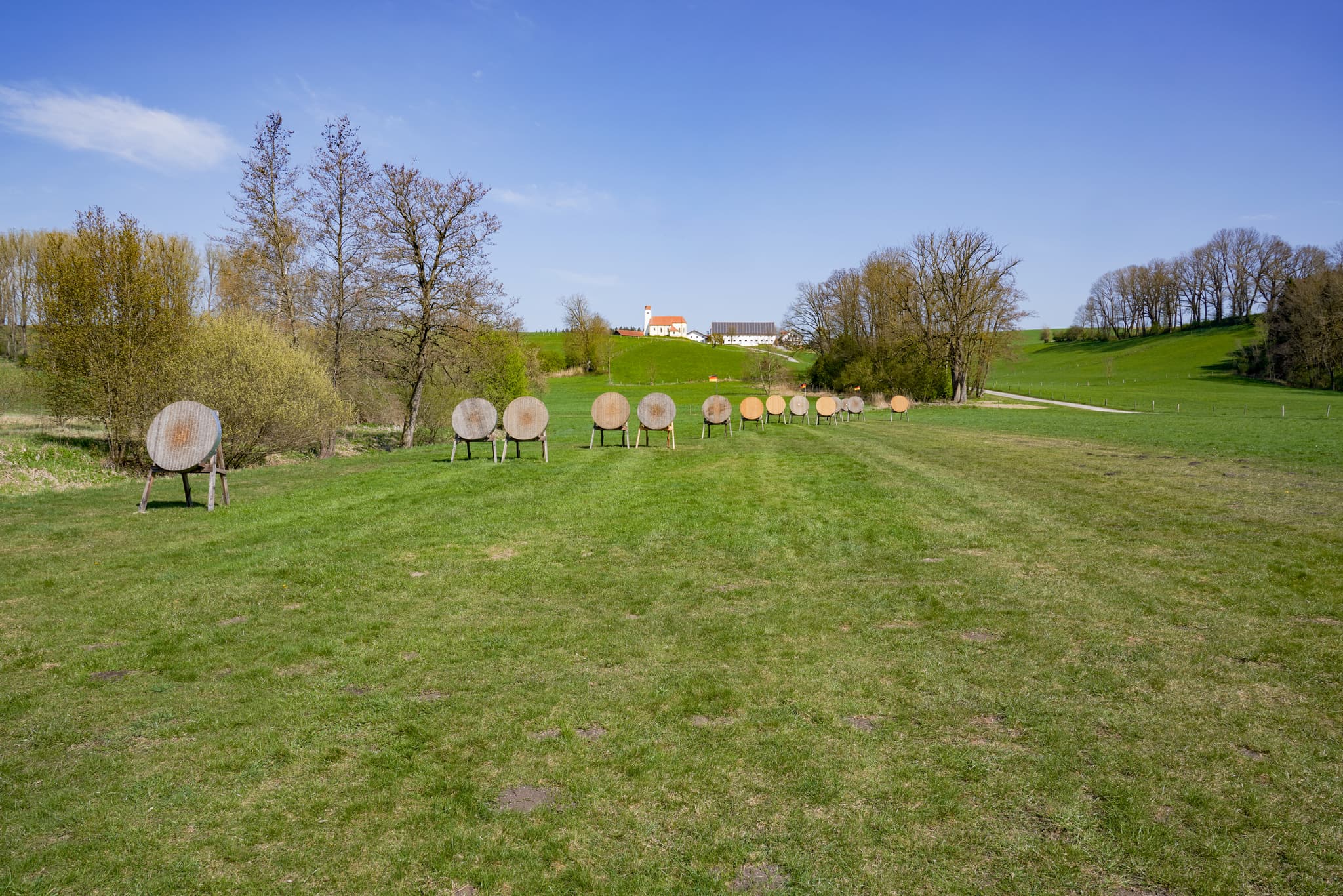 Bogenschützen-Anlage in Mettenheim, Landkreis Mühldorf am Inn, Oberbayern. Grüne Landschaft der Inn-Salzach Region in Deutschland, ideal für Freizeitsport.