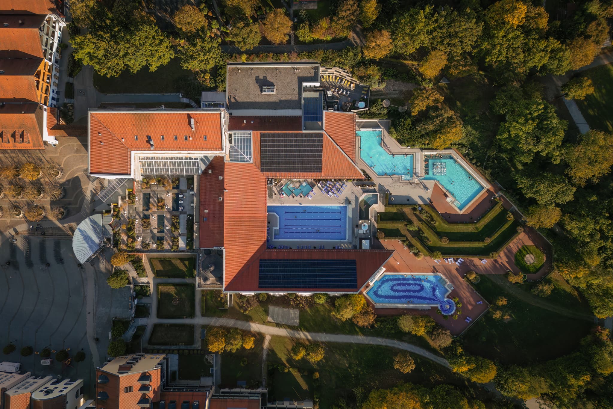 Therme Bad Griesbach in Niederbayern, Niederbayern, Bäderdreieck, Deutschland. Das Bild zeigt die Gebäude und Poolanlage der Therme.