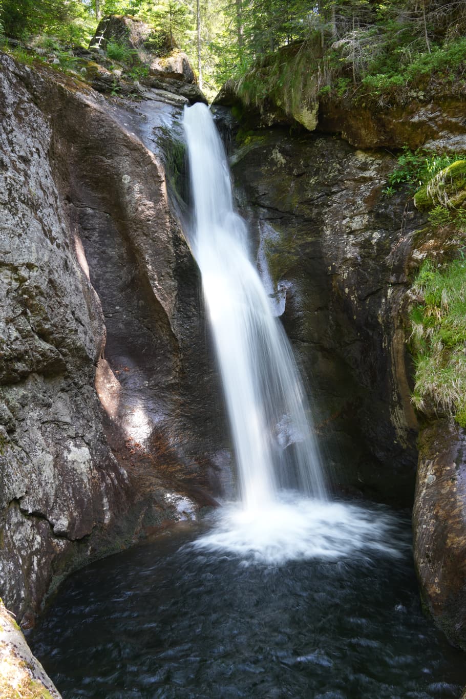 Schöner Wasserfall im Herzen des Waldes, schöne nicht allzulange Wanderung mit vielen schönen Motiven 