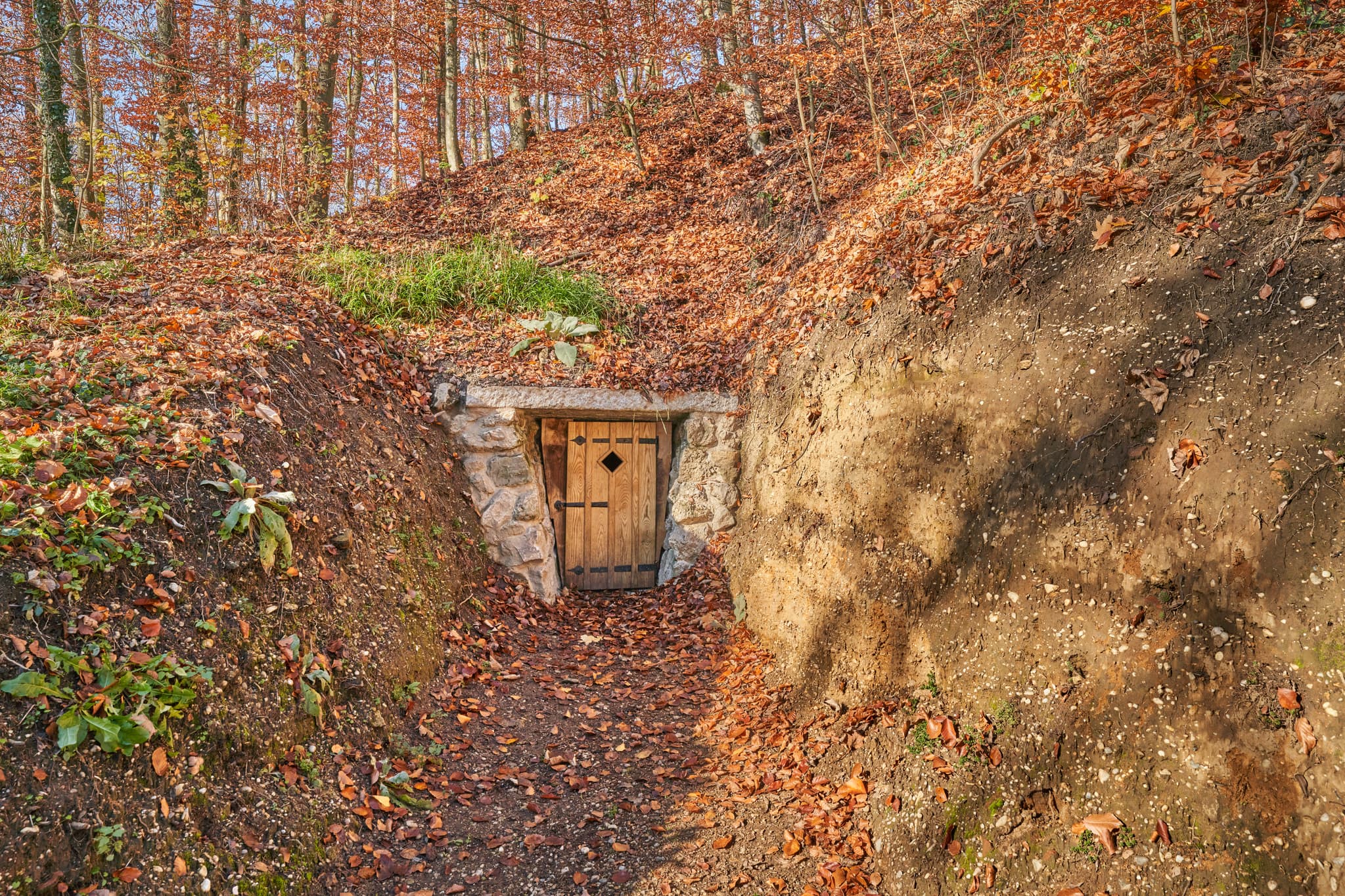 Burgstall Ausgang, Herbst am Schlossberg in Julbach, Gemeinde Julbach, Landkreis Rottal-Inn, Niederbayern, Region Holzland/Bäderdrieck, Bayern, Deutschland.