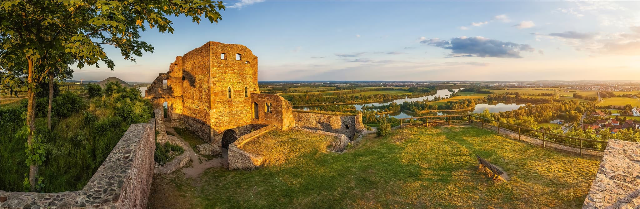 Historische Burgruine Donaustauf in der Donauebene. Das Panorama zeigt die Landschaft um Donaustauf im Landkreis Regensburg, Oberpfalz, Deutschland.