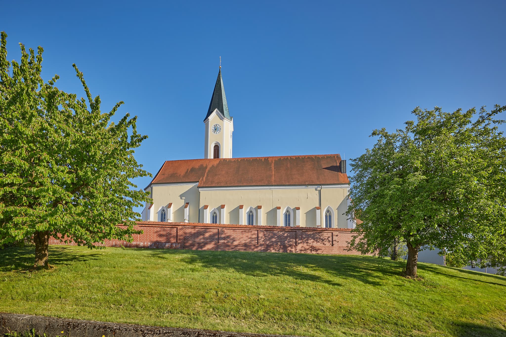 Die Pfarrkirche Sankt Johannes der Täufer in Mitterskirchen, Landkreis Rottal-Inn, Niederbayern, Deutschland. Historisches Kirchengebäude.