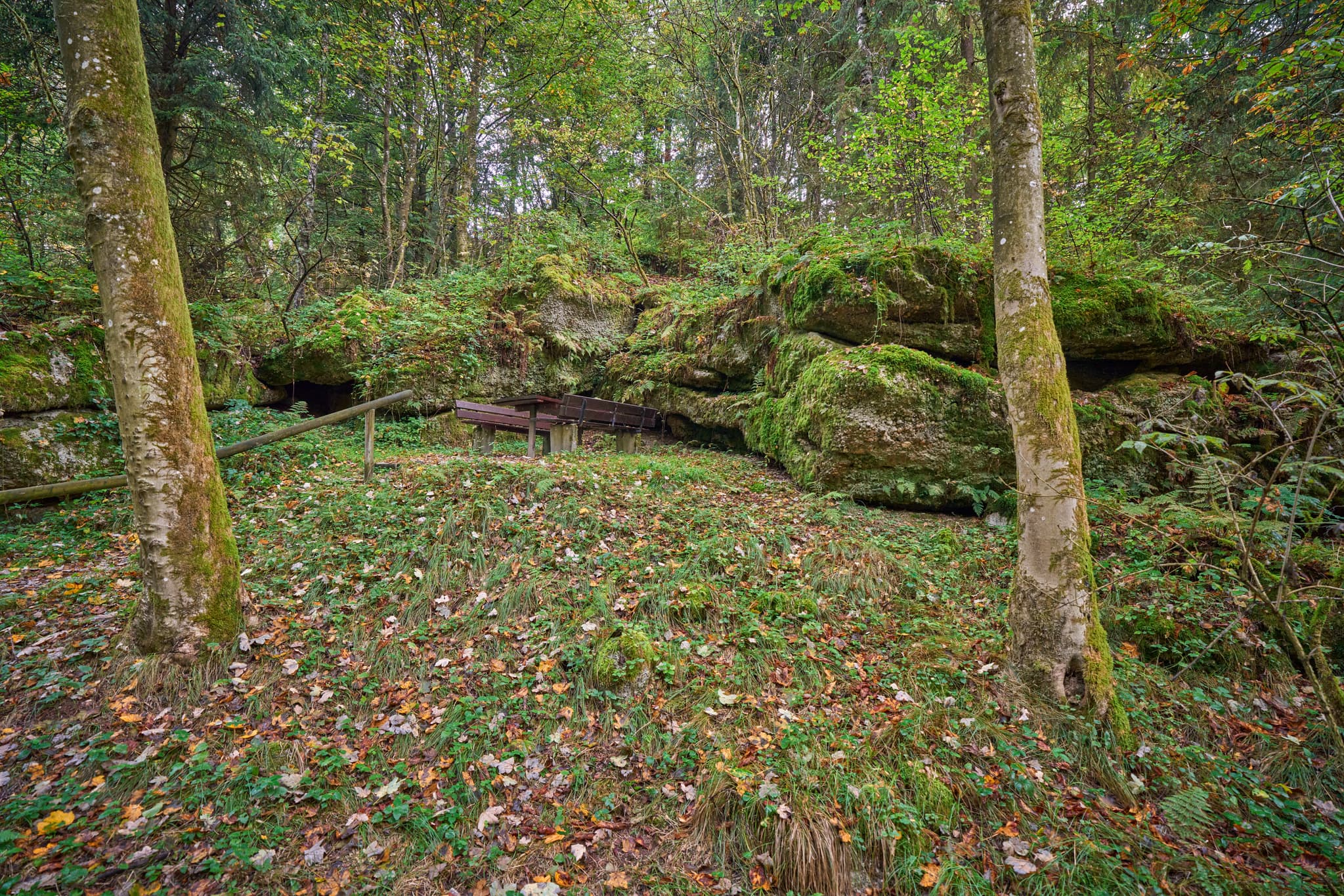 Felsmalerei am Teufelsfelsen, Teufelsstein im Wald bei Bad Griesbach, Passau, Niederbayern. Das Bild zeigt einen Durchgang zwischen zwei großen Felsen als Pano.