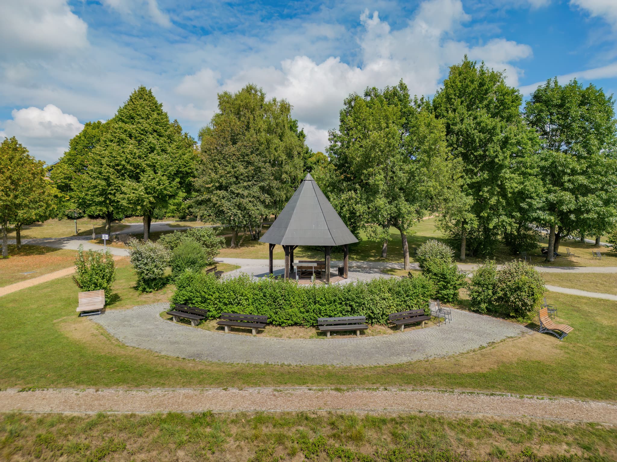 Aussichtspavillon im Kurpark Bad Griesbach im Landkreis Passau, Niederbayern. Entdecken Sie das Bäderdreieck und die Rottal-Region in Deutschland.