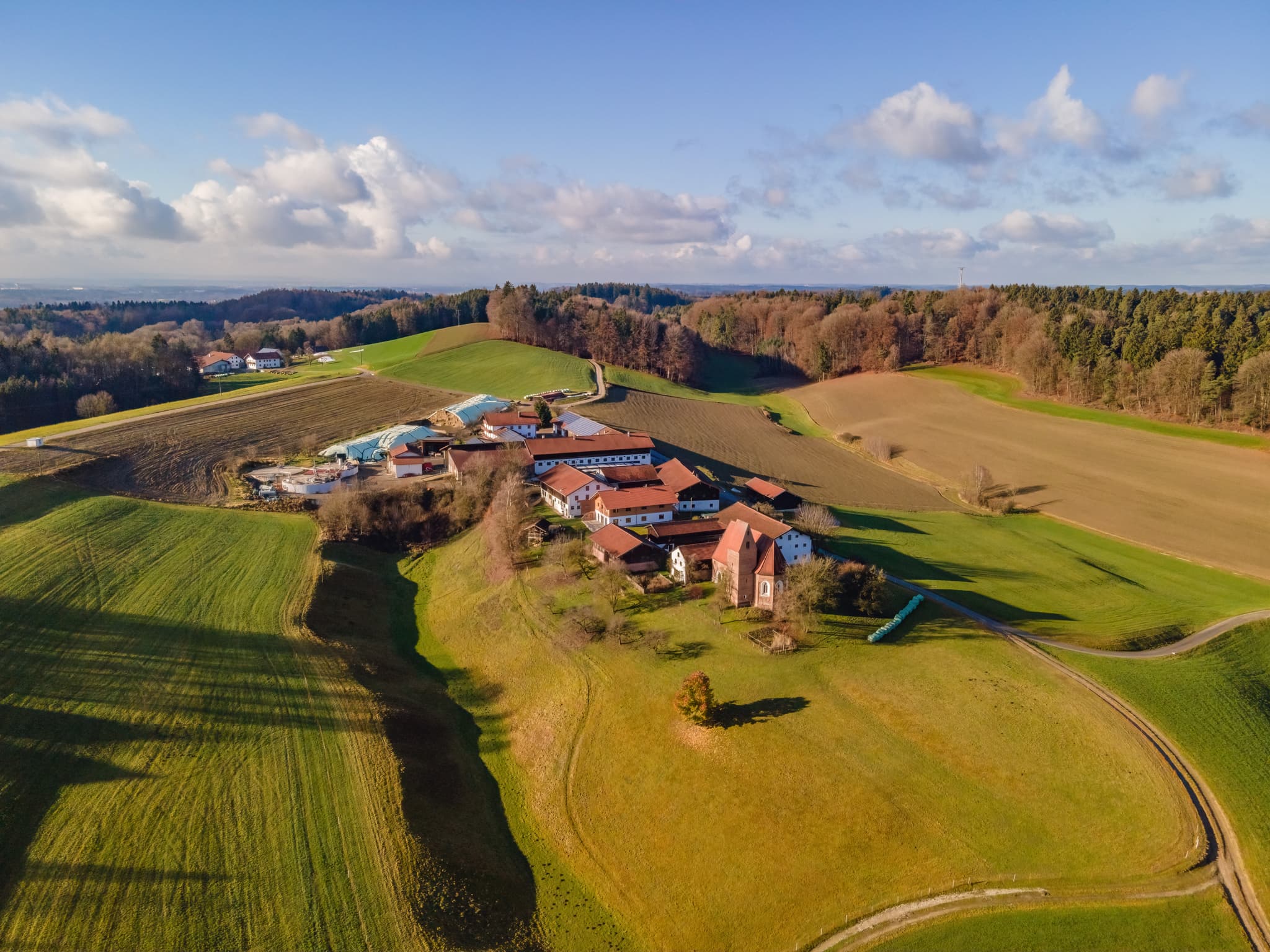 Luftbild von Reischach, Berg Ortsteil mit Kirche St. Veit im Landkreis Altötting, Oberbayern, Region Inn-Salzach, Deutschland.