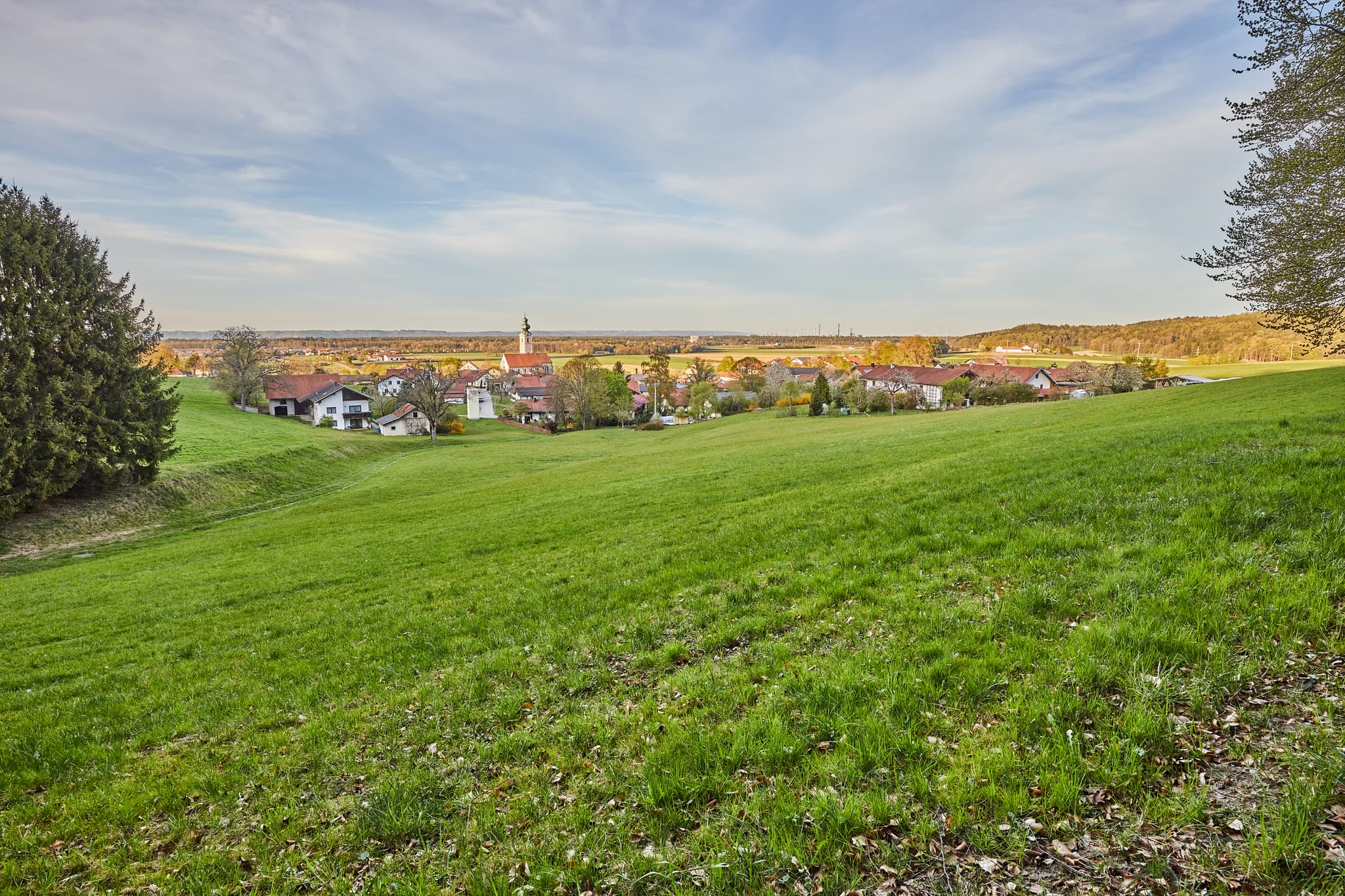 Panoramablick auf Mehring, Landkreis Altötting, Oberbayern, Region Inn-Salzach, Deutschland, Wiesen und Felder Aussicht Hörndlweg.
