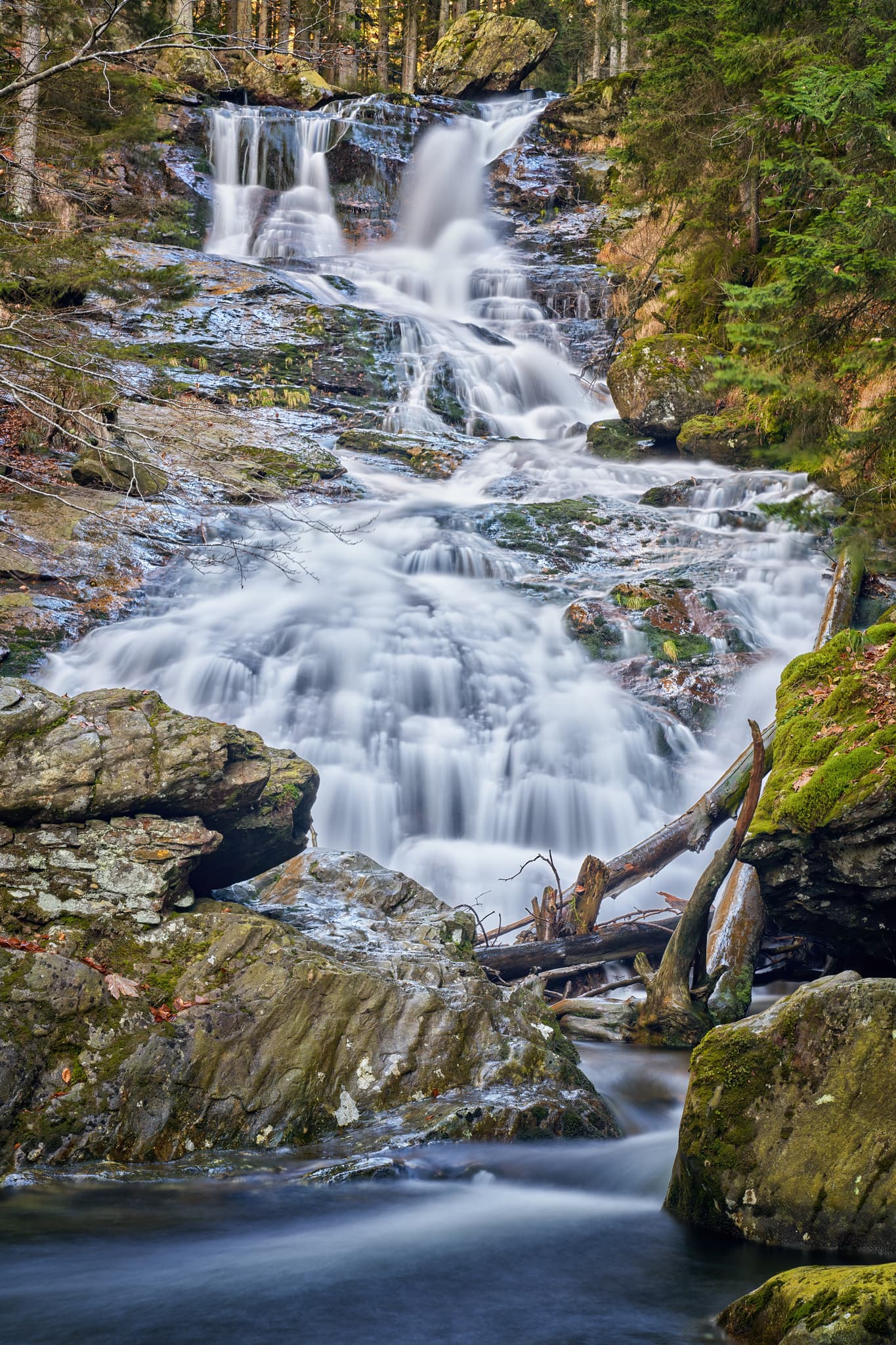 Die Rieslochfälle befinden sich bei Bodenmais im Landkreis Regen, Niederbayern, Deutschland. Riesbach Wasserfall inmitten der Natur tief im Wald gelegen.