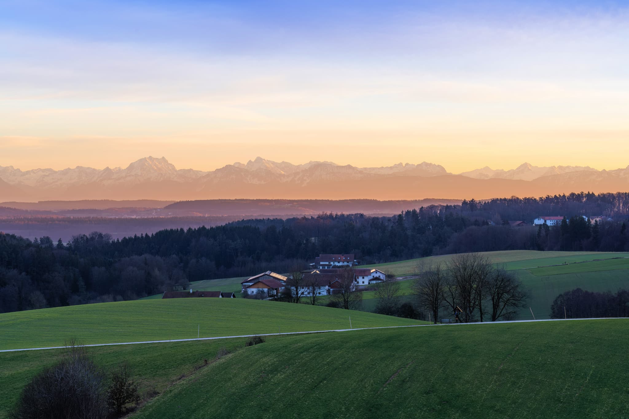 Landschaft von Haizing, Erlbach, Landkreis Altötting, Oberbayern, Inn-Salzach, Deutschland. Blick Richtung Pomming mit Feldern, Hügeln und Alpen im Hintergrund.