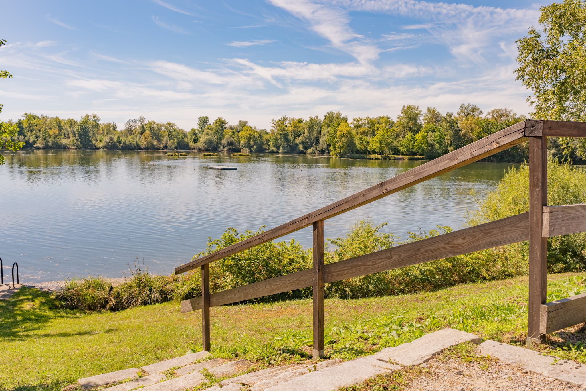 Waldsee mit Badesteg und bewaldetem Uferbereich bei Waldsee, nahe Kirchdorf am Inn im Landkreis Rottal-Inn, Niederbayern, Region Bäderdreieck, Deutschland.