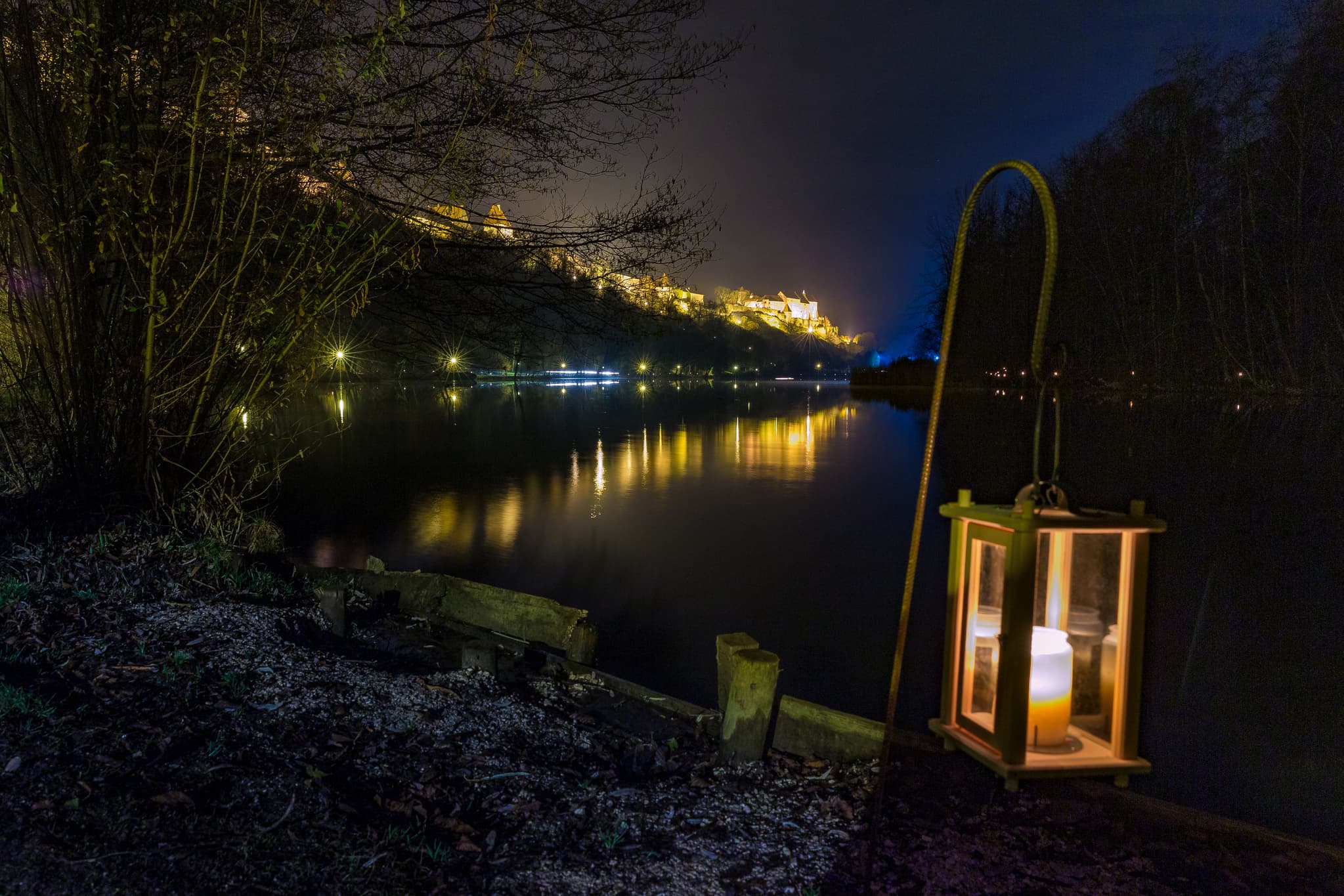 Nachtaufnahme am Licherweg in Burghausen, Landkreis Altötting, Oberbayern, Inn-Salzach. Jährliches Event um die Weihnachtszeit.