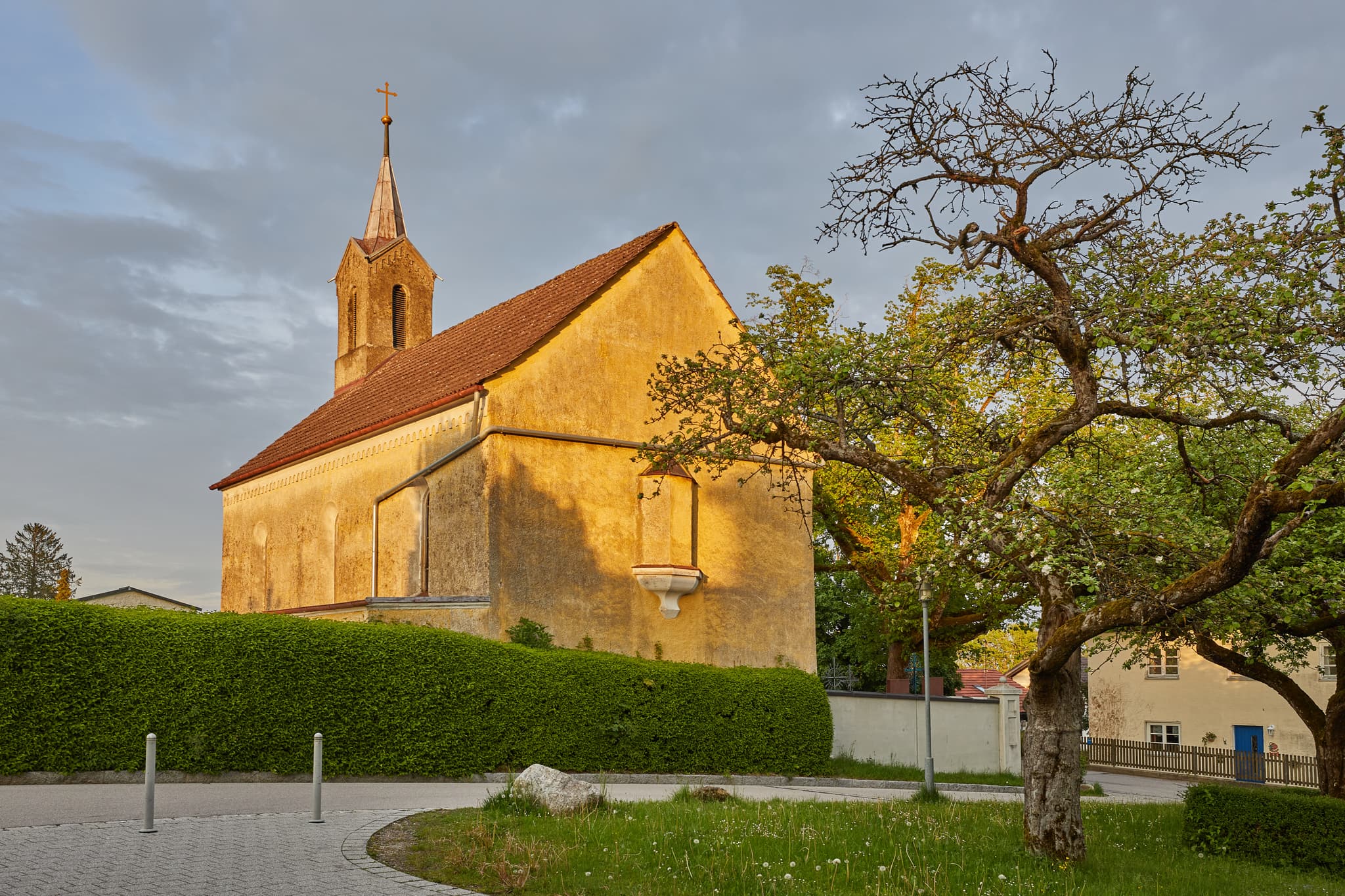 Schlossturm und Friedhofskapelle in Haag, Mühldorf am Inn, Oberbayern, Deutschland. Das Ensemble in Inn-Salzach ist umgeben von Grünflächen und Bäumen.
