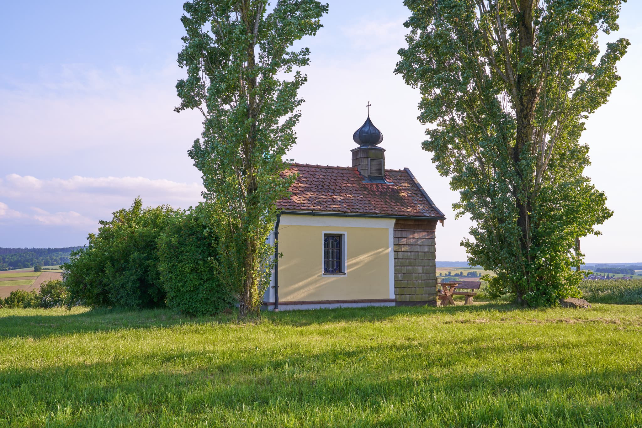 Idyllische Koloman-Kapelle in Zell bei Ortenburg, Landkreis Passau, Niederbayern, Region Donau-Wald. Ein malerisches Fotomotiv in Deutschland.