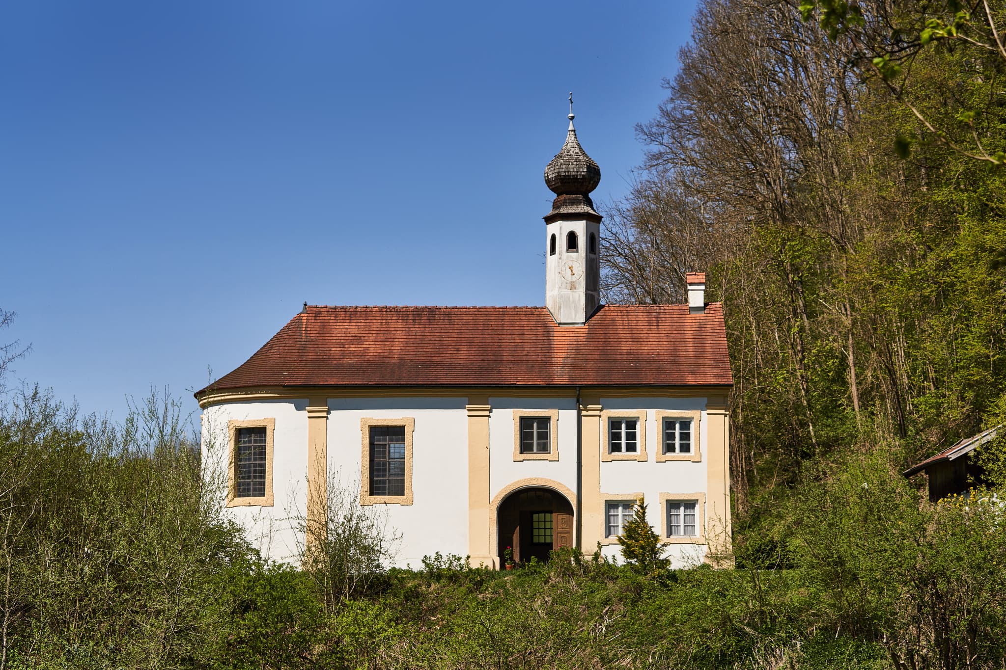 Klausenkirche Engfurt bei Töging am Inn, Landkreis Altötting. Entdecken Sie diese Sehenswürdigkeit in Oberbayern, Deutschland.