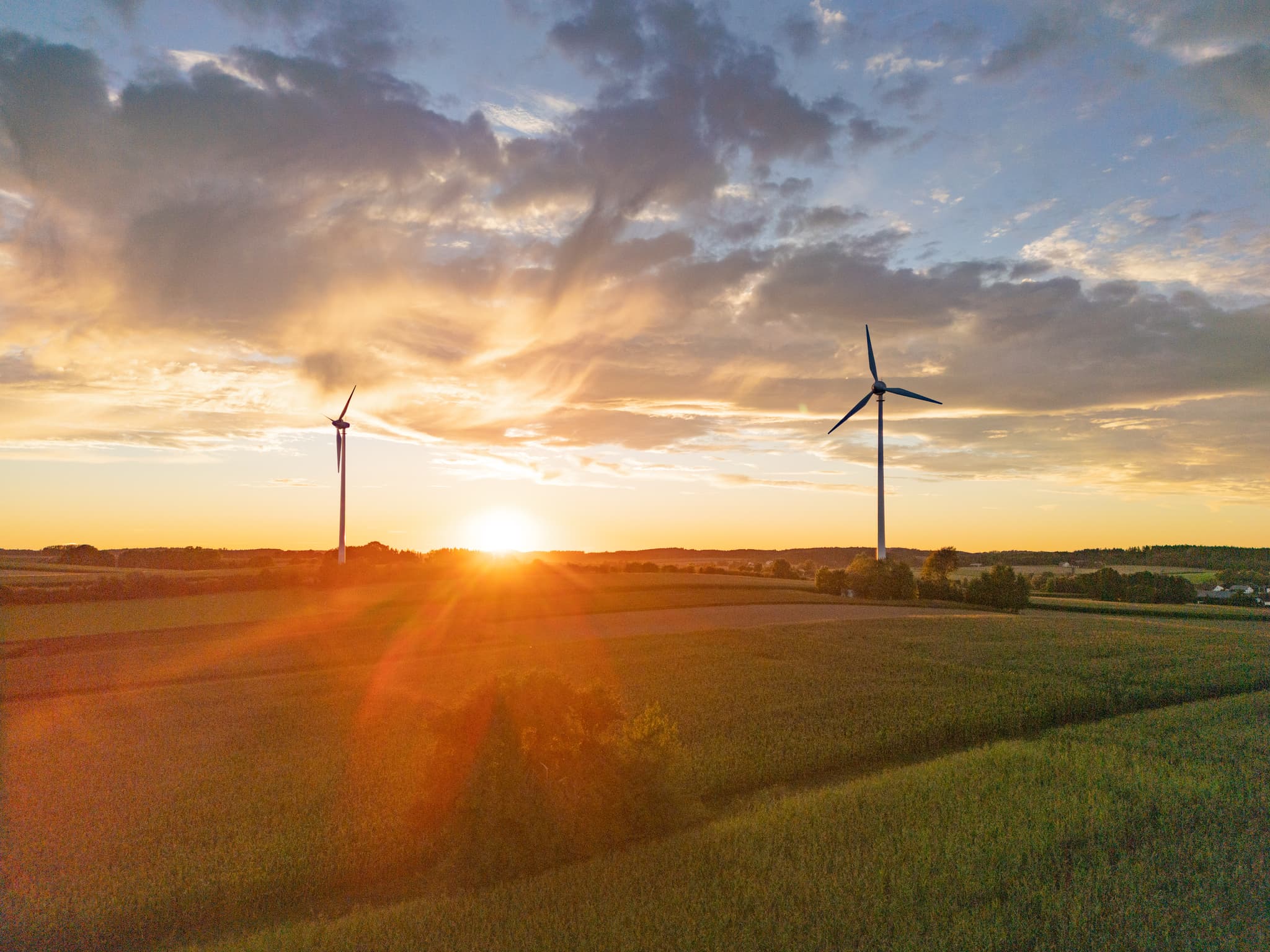 Windpark am Abend in Dirnaich, Gangkofen, Landkreis Rottal-Inn, Niederbayern. Felder im Abendlicht der Region Holzland, Deutschland.
