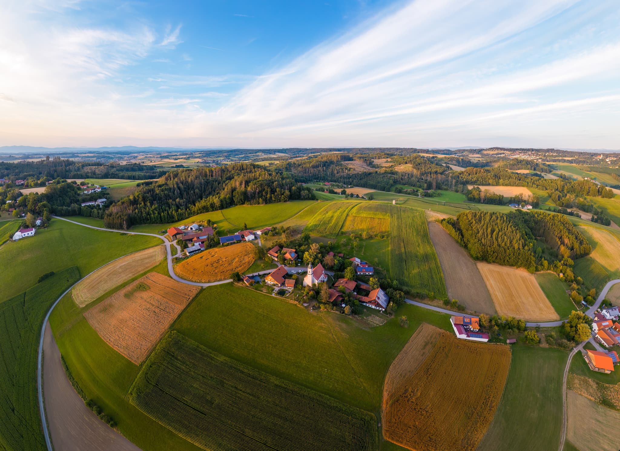 St. Wolfgang, Ortsteil von Bad Griesbach, Landkreis Passau, Niederbayern, Donau-Wald, Deutschland. Luftbild im Abendlicht.