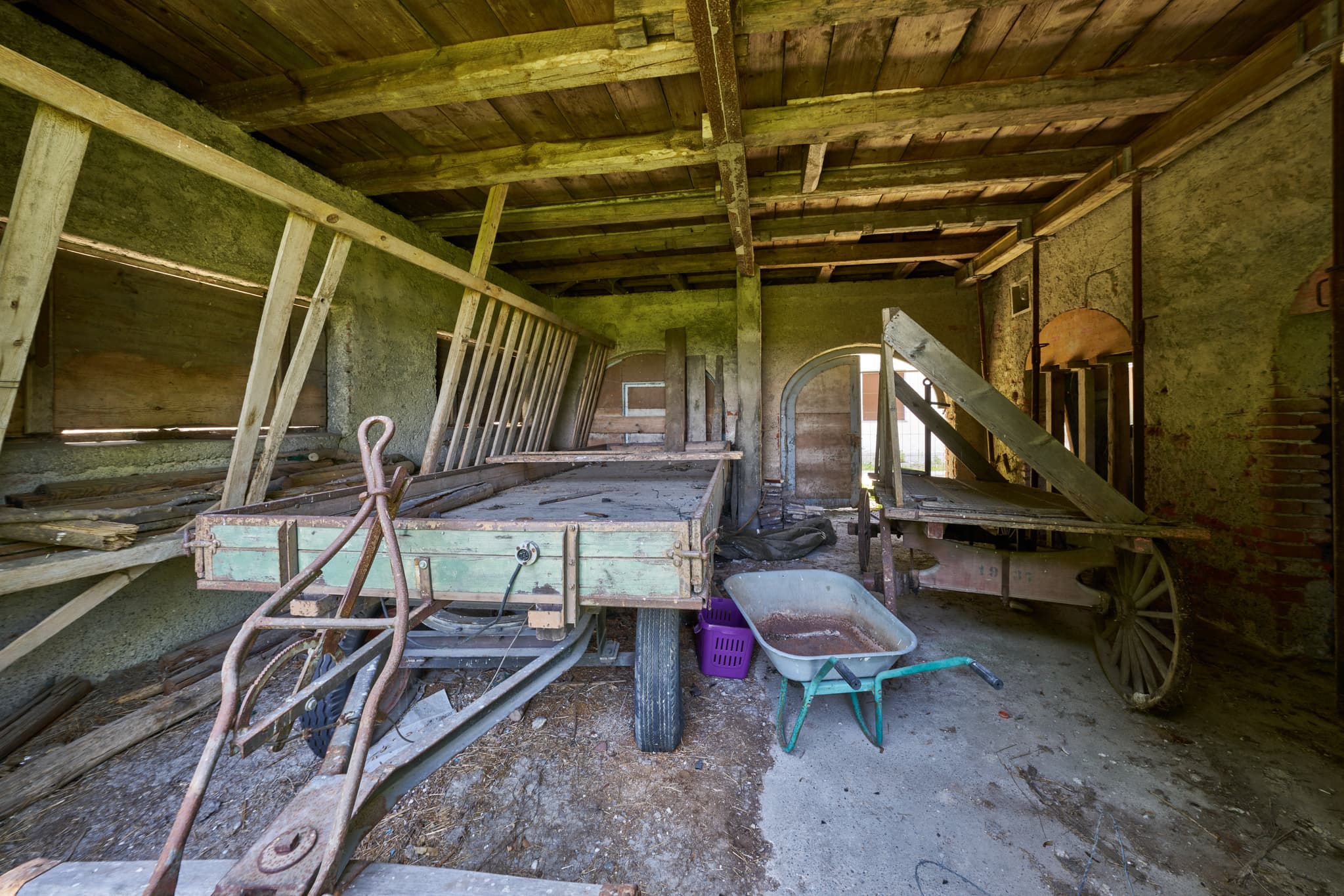 Innenansicht der alten Wäscherei Ecksberg, Mühldorf am Inn, Oberbayern. Verlassene Wagen und Schubkarre. Historische Eindrücke der Region Inn-Salzach.