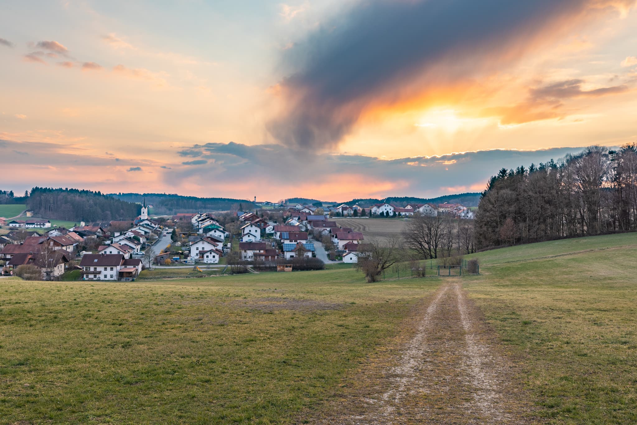 Wolfsberg nach Erlbach, Altötting, Oberbayern. Eine ländliche Landschaft in der Region Inn-Salzach, Deutschland bei Sonnenuntergang.
