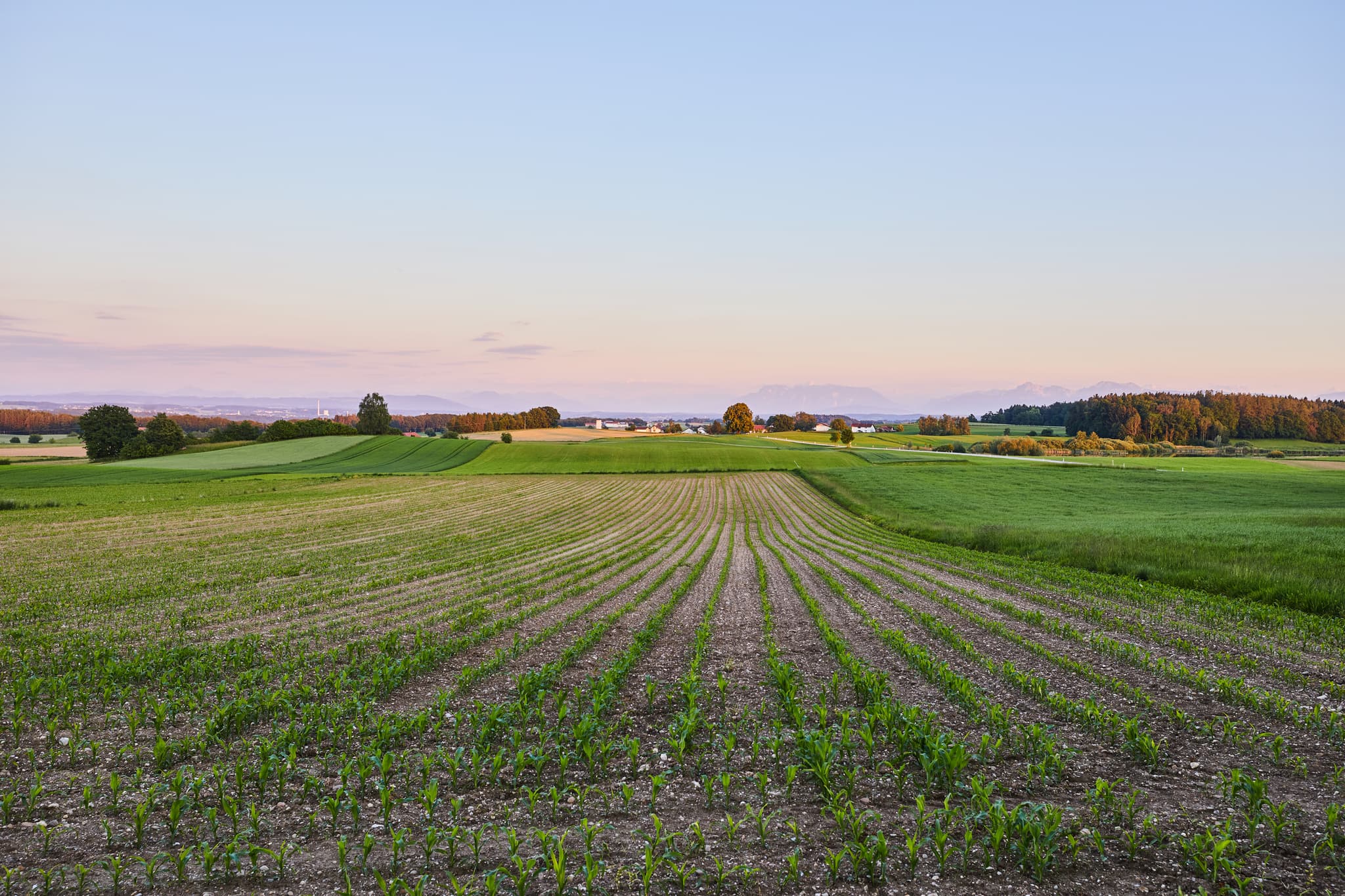 Atemberaubende Aussicht auf die Landschaft und Dorf Wirtschaft in Asten bei Tittmoning, Landkreis Traunstein. Genießen Sie die Schönheit des Rupertiwinkels.