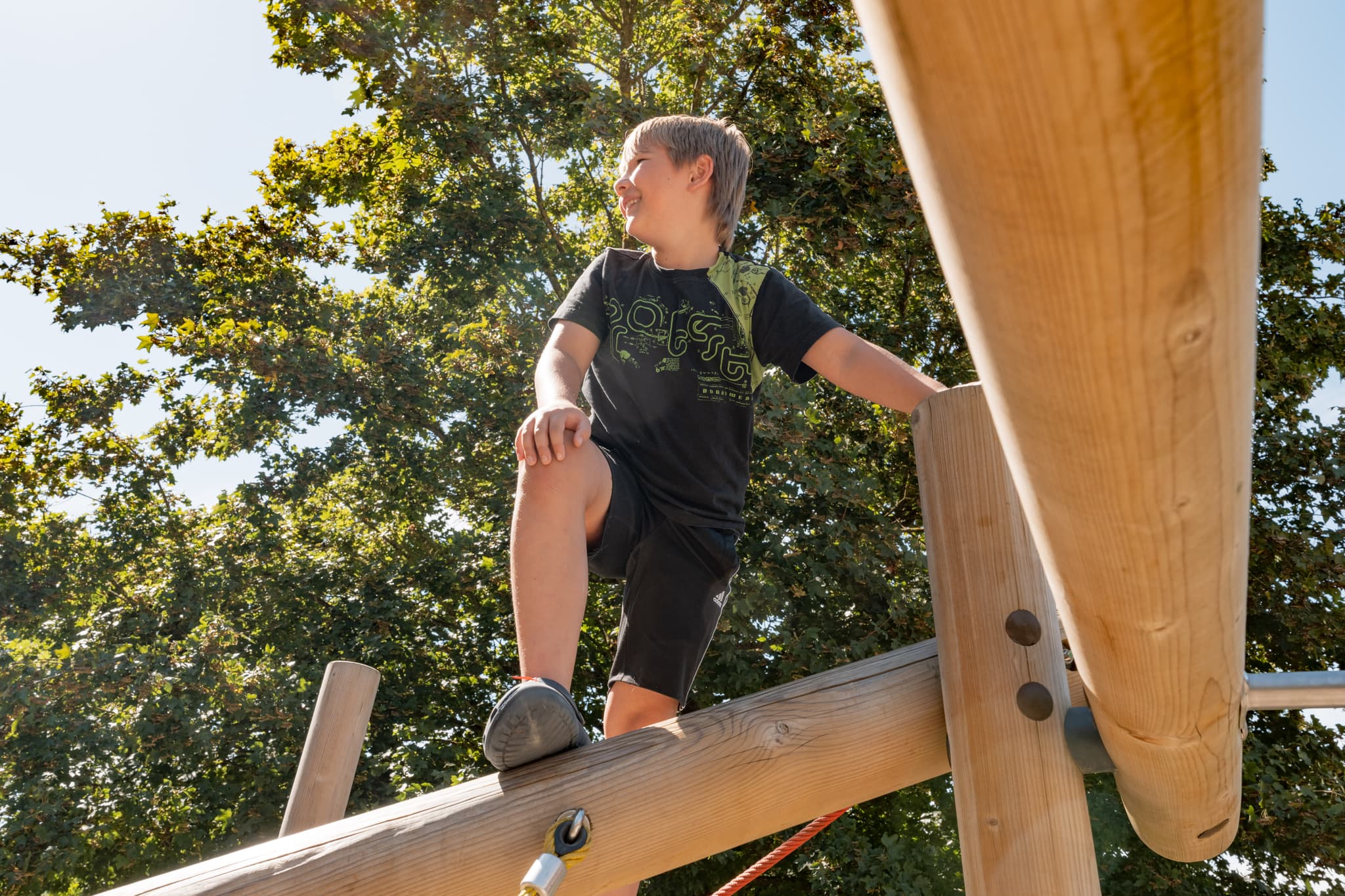 Kind auf Abenteuerspielplatz im Waldsee Lago Sommer, Kirchdorf am Inn. Region Bäderdreieck, Rottal-Inn, Niederbayern, Deutschland.