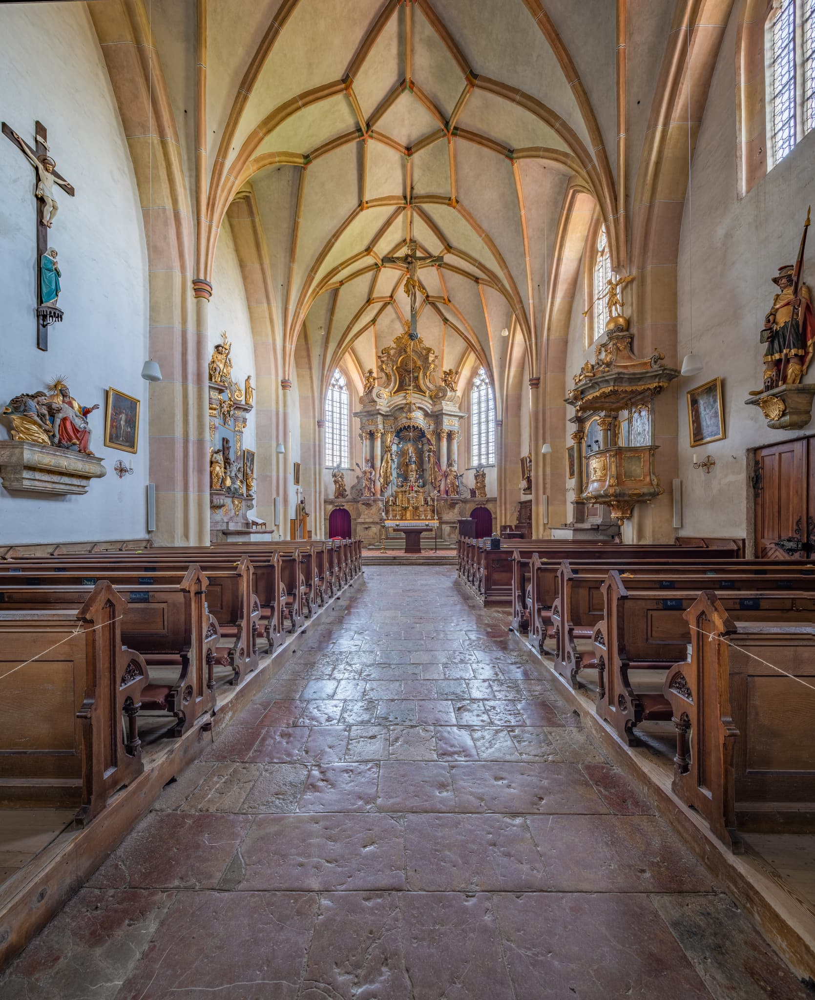 Pfarrkirche Mariä Himmelfahrt in Asten, Tittmoning, Traunstein, Oberbayern, Chiemgau. Innen mit Hauptschiff, barocken Hochaltar, Bänke und die Gewölbedecke.