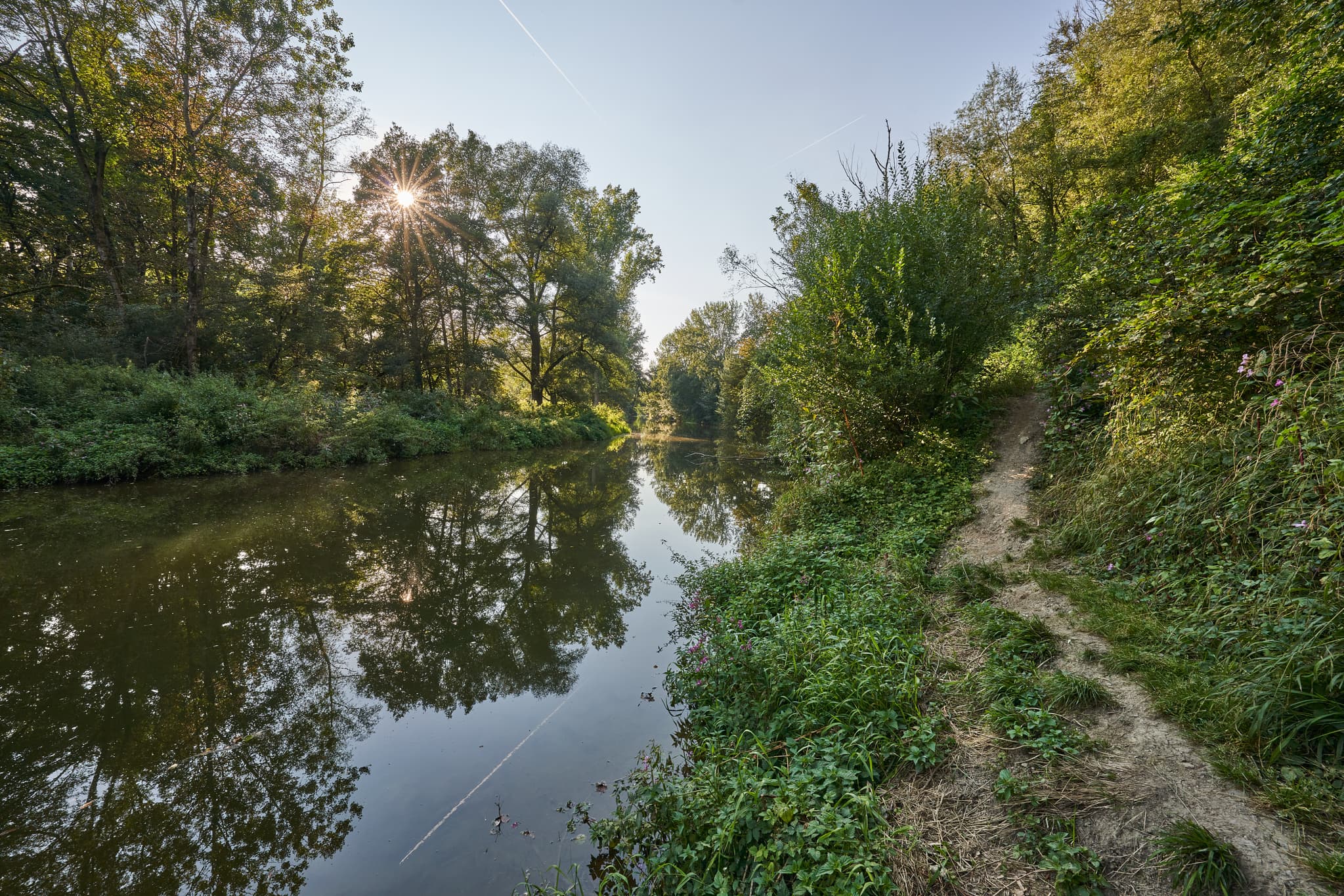 Idyllischer Uferweg am Isen Pilgerweg in Steinhöring, Winhöring, Altötting. Die Naturlandschaft in Oberbayern, Region Inn-Salzach, Deutschland.
