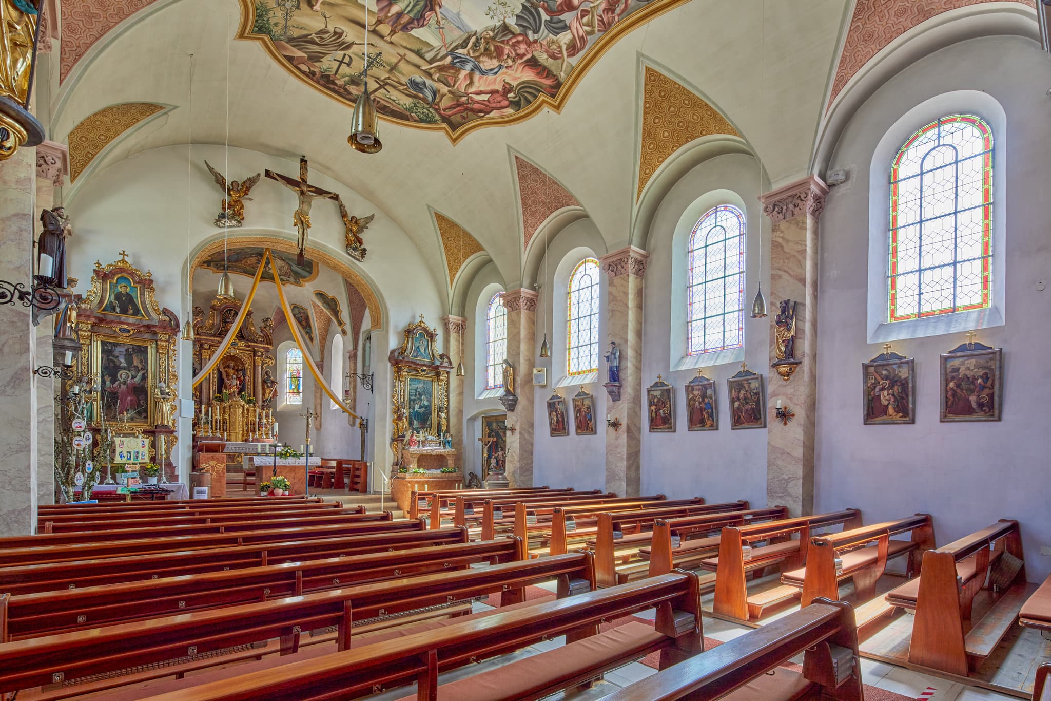 Innenansicht der Pfarrkirche St. Peter und Paul in Erlbach, Altötting, Oberbayern, Inn-Salzach, Deutschland. Altarbereich, Holzbänke und hohe Fenster.