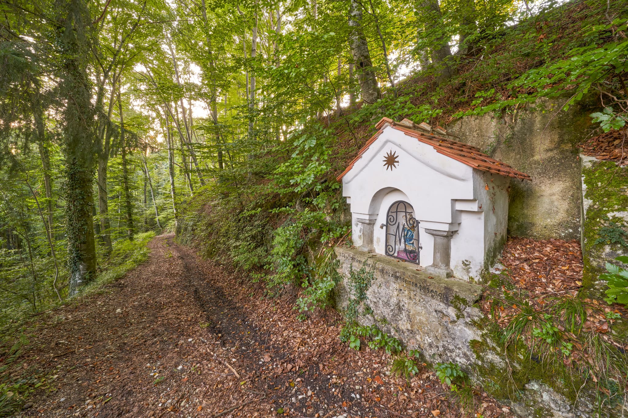 Idyllische Kapelle in Klaffl, Kastl, Landkreis Altötting, Oberbayern, Inn-Salzach, Deutschland. Motiv zeigt Kapelle am Waldweg, umgeben von Bäumen und Natur.