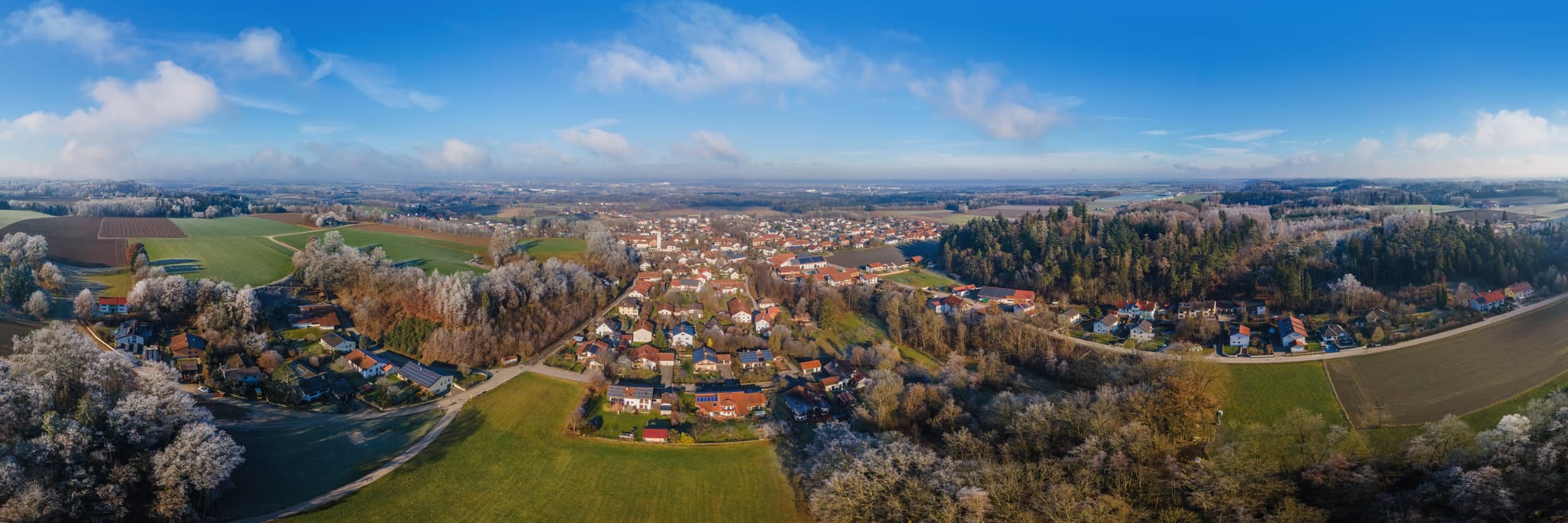 Luftbild Panorama von Polling im Landkreis Mühldorf am Inn, Oberbayern. Die malerische Gemeinde in der Region Inn-Salzach, Deutschland