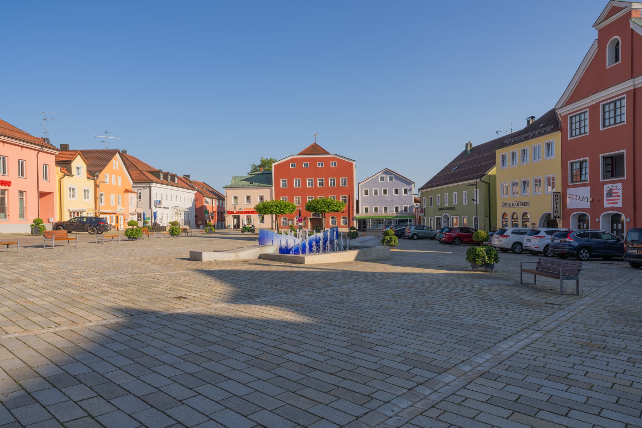 Entdecke den historischen Stadtplatz von Bad Griesbach im Rottal, Landkreis Passau, Niederbayern. Eine Ansicht des Zentrums der Kurstadt im Bäderdreieck.
