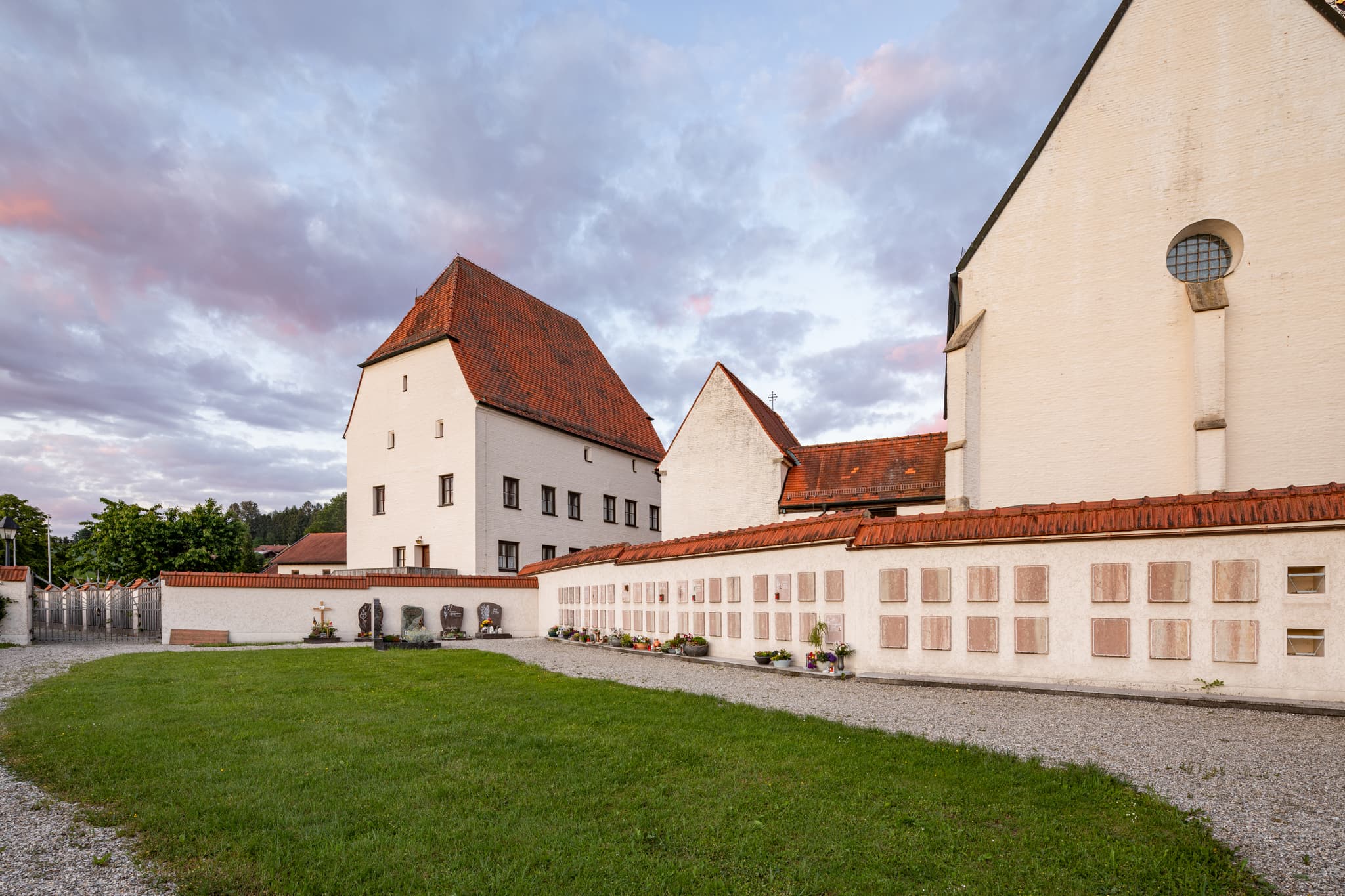 Urnengrabstätten an der Pfarrkirche St. Alban in Taubenbach, Landkreis Rottal-Inn, Bayern, Deutschland. Historisches Gebäude mit Friedhof.