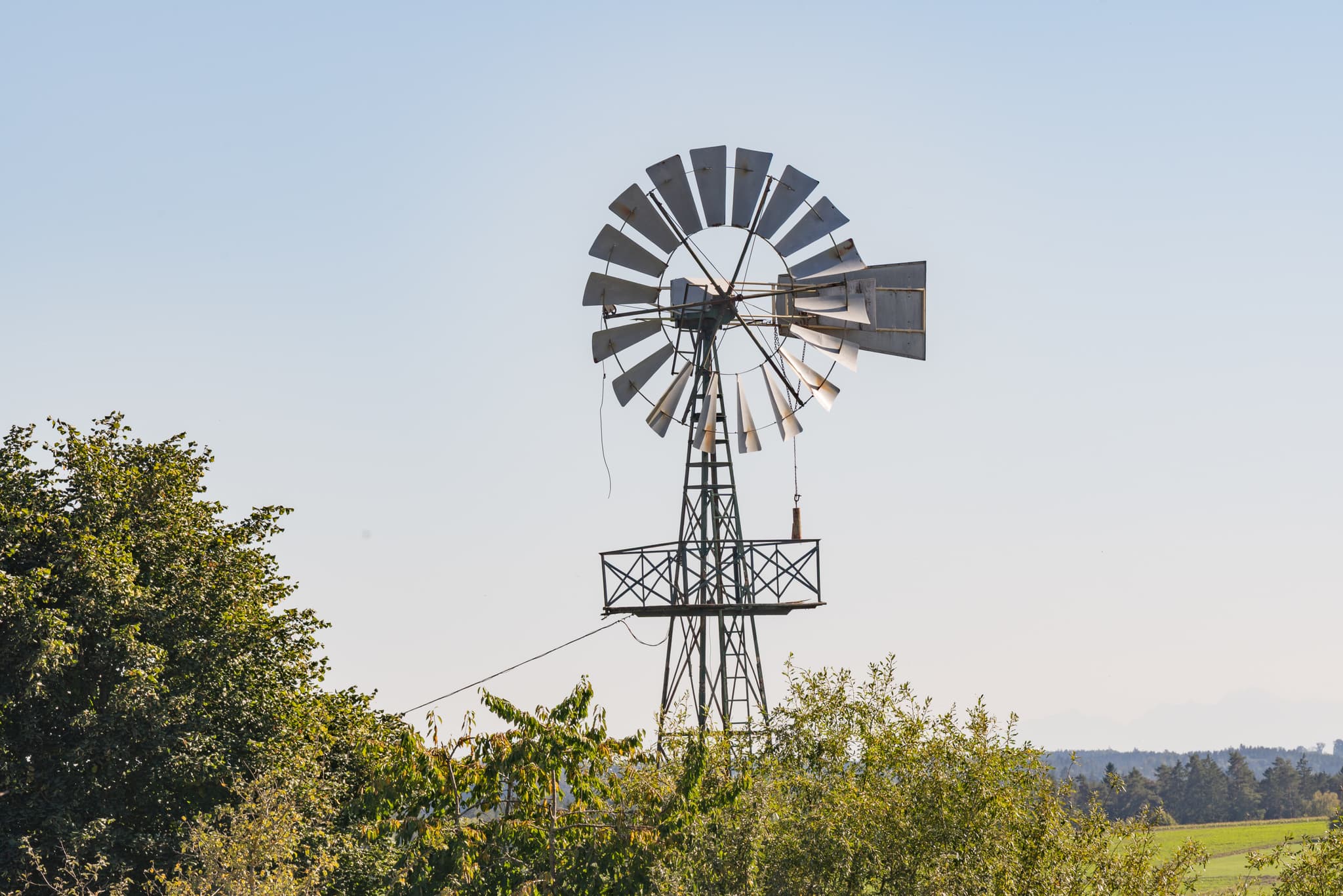 Landschaft am Wanderweg 2 bei Guteneck in Johanniskirchen, Landkreis Rottal-Inn, Niederbayern. Ein Feld mit alter Windpumpe im Holzland, Deutschland.