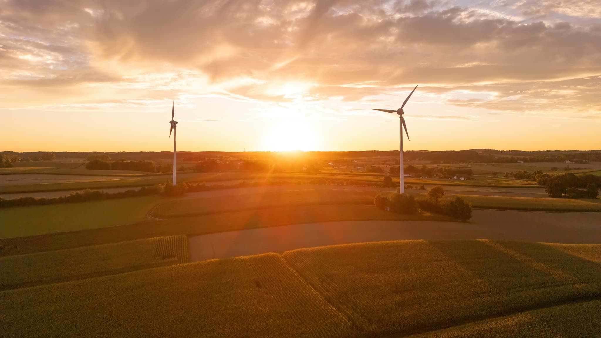 Windpark Dirnaich, Gangkofen, Rottal-Inn, Niederbayern, Deutschland. Windräder in Feldern, Sonnenuntergang. Region Holzland, nachhaltige Energieerzeugung.