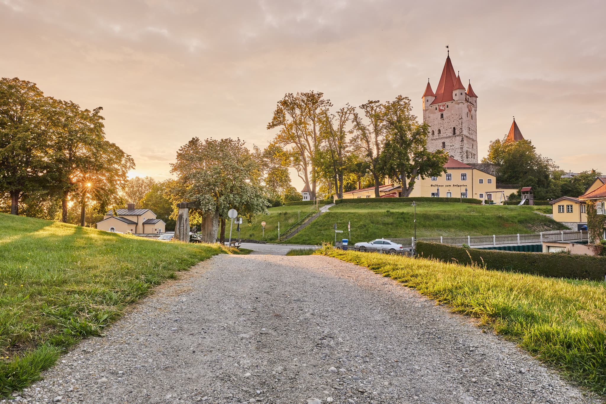 Der historische Schlossturm in Haag, Landkreis Mühldorf am Inn, Oberbayern, Deutschland, ist ein markantes Wahrzeichen der Region Inn-Salzach.