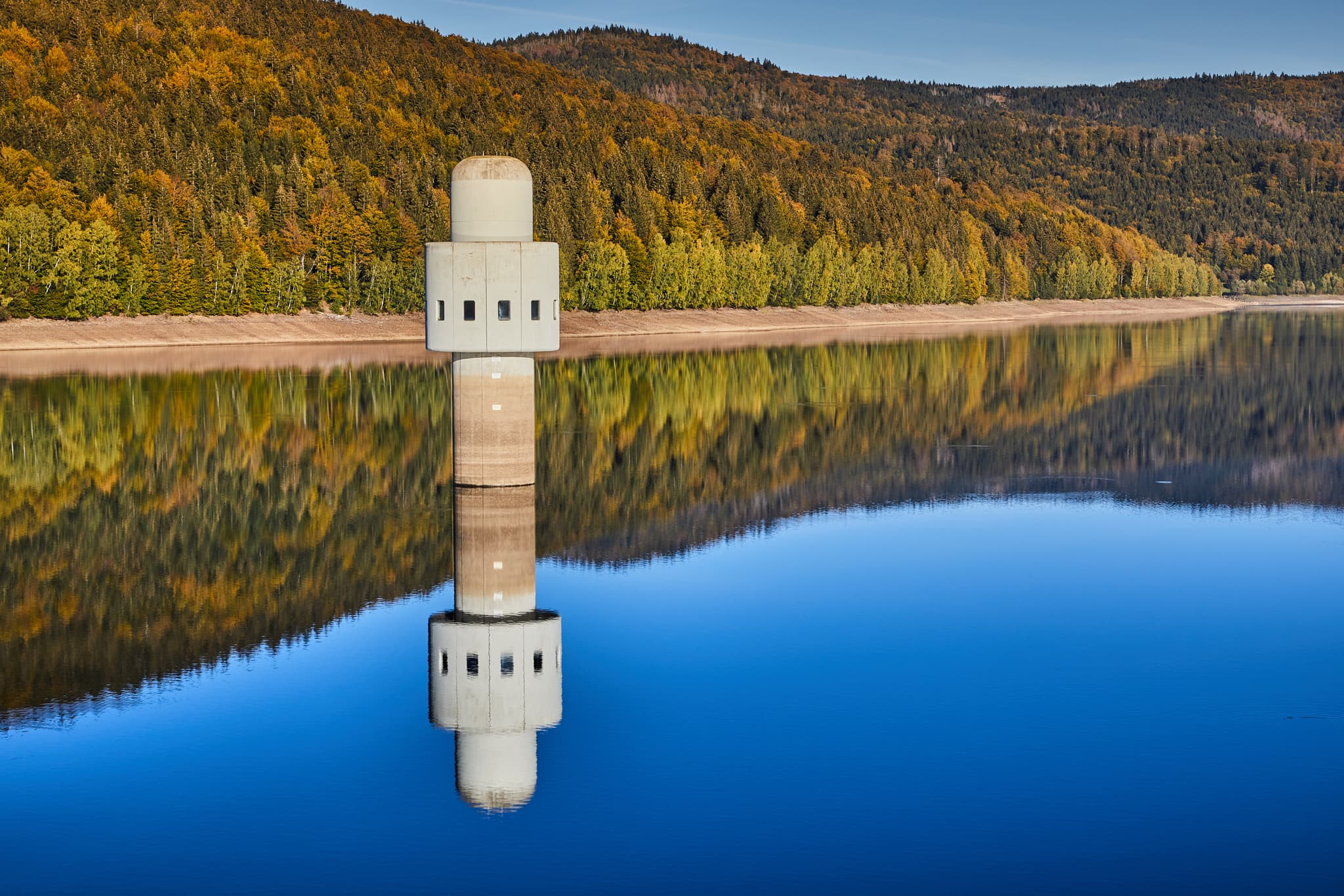 Trinkwassertalsperre Frauenau, Regen, Niederbayern. Herbstlandschaft in Deutschland: ruhiger Stausee, umgeben von Wäldern des Bayerischen Waldes.