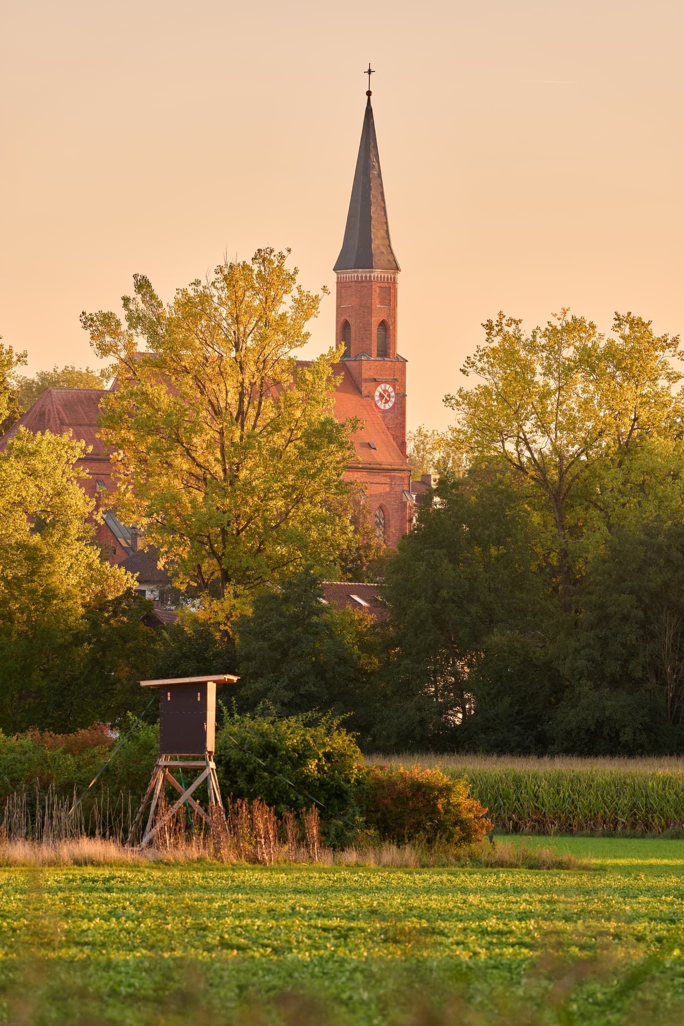 Kirche St. Emmeram, Hebertsfelden, Rottal-Inn, Niederbayern, Deutschland. Idyllische Landschaft im Holzland am Rott Kanal mit Feldern, Bäumen und Ansitz .