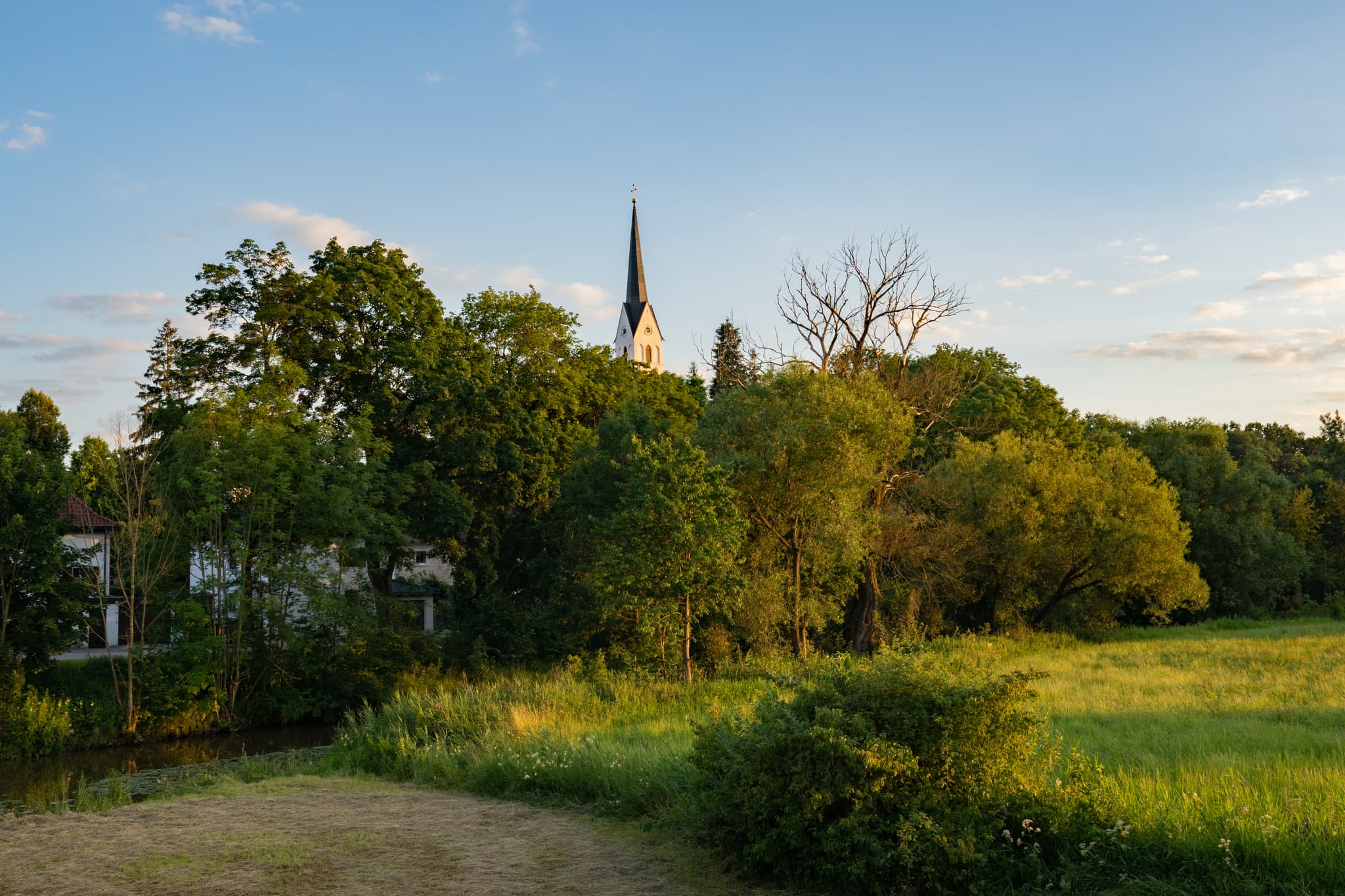 Landschaftsaufnahme mit Pfarrkirche St-Stephan in Massing, Gemeinde Massing, Landkreis Rottal-Inn, Niederbayern, Region Holzland, Deutschland.