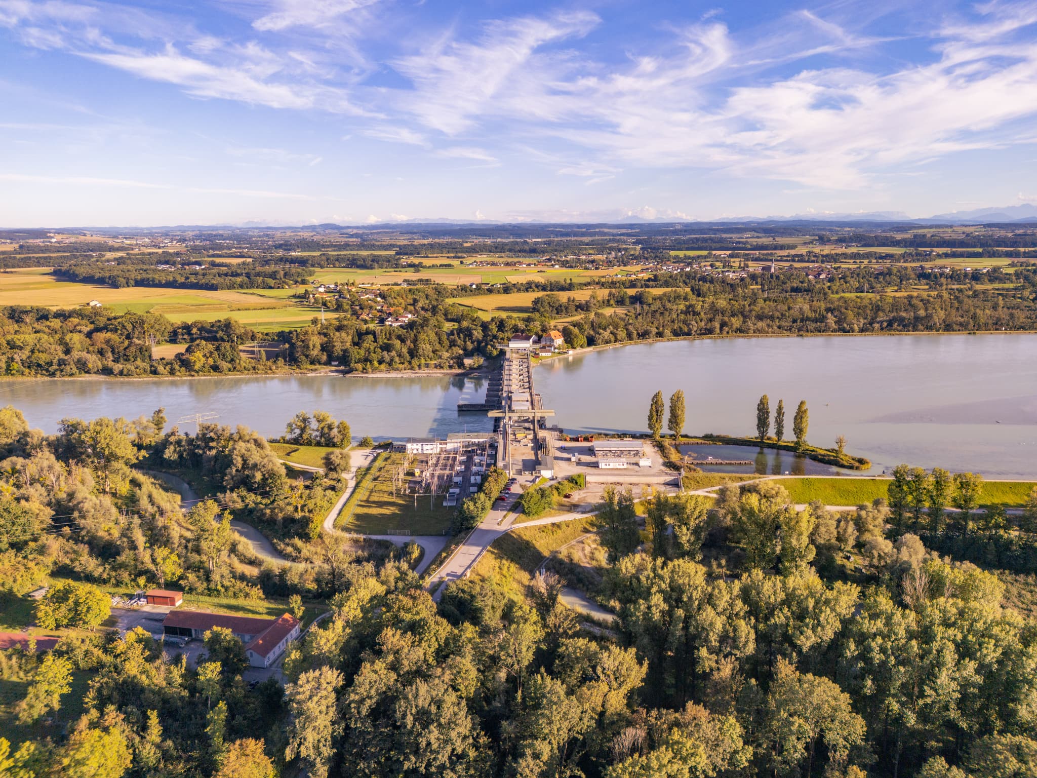 Inn-Kraftwerk Frauenstein bei Ering am Inn, Rottal-Inn, Niederbayern, Deutschland. Anlage im Holzland, umgeben von weiten Fluss-, Wald- und Feldlandschaften.
