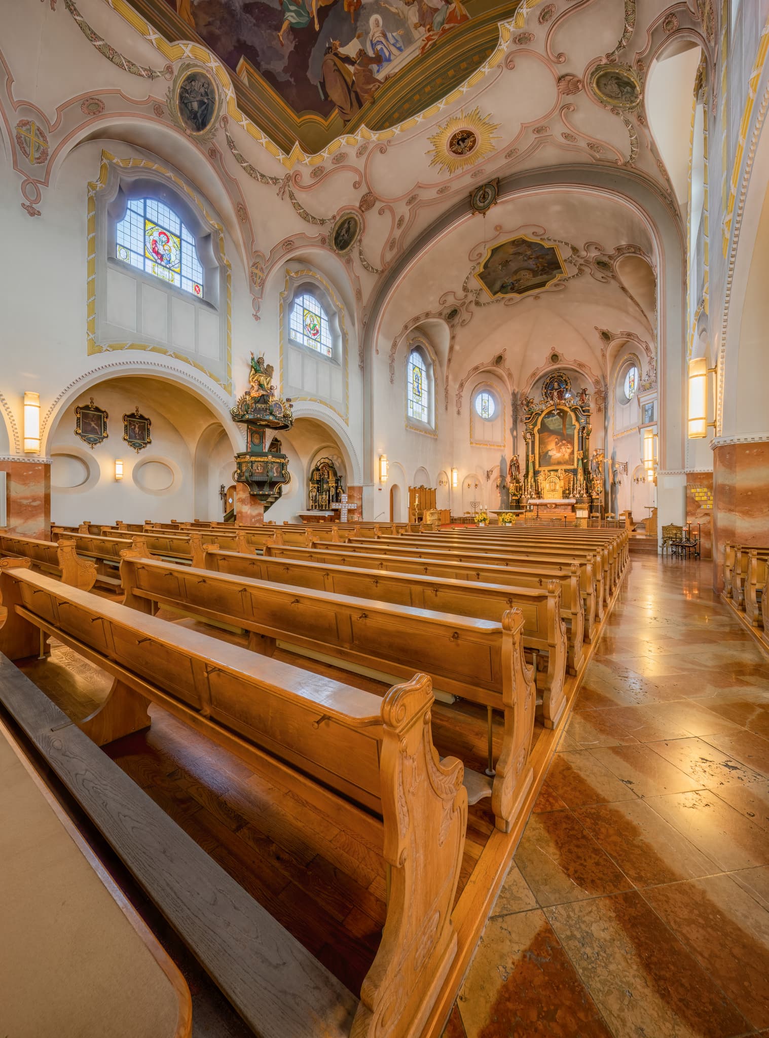 Stadt Pfarrkirche Heilige Familie in Bad Griesbach, Landkreis Passau, Niederbayern, Bayern. Das Bild zeigt die Kirchenbänke und die Deckenmalerei.