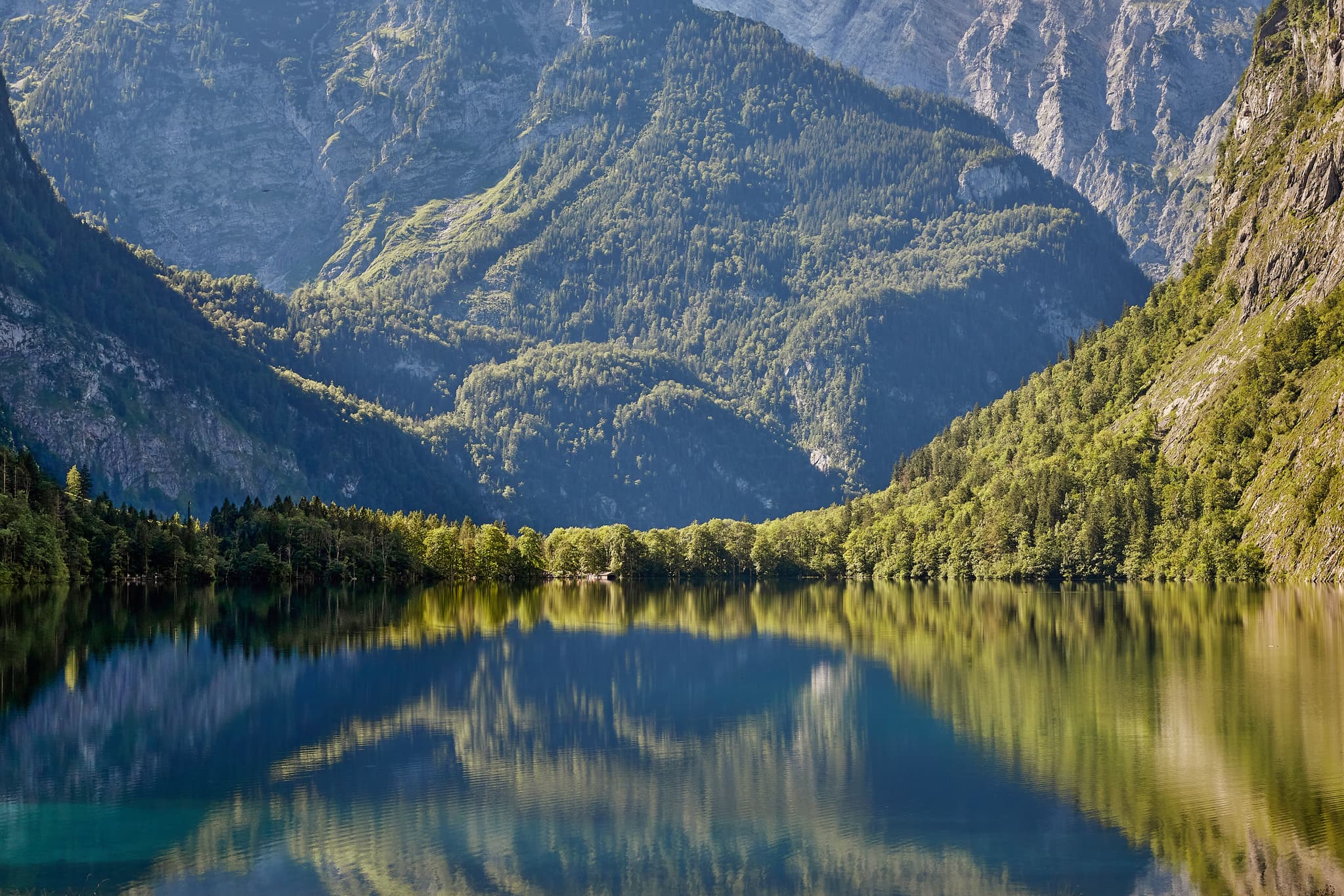Obersee bei Schönau, Berchtesgadener Land, Oberbayern, Deutschland. Bergsee in den Berchtesgadener Alpen. Alpine Landschaft mit Wäldern spiegelt sich im Wasser.